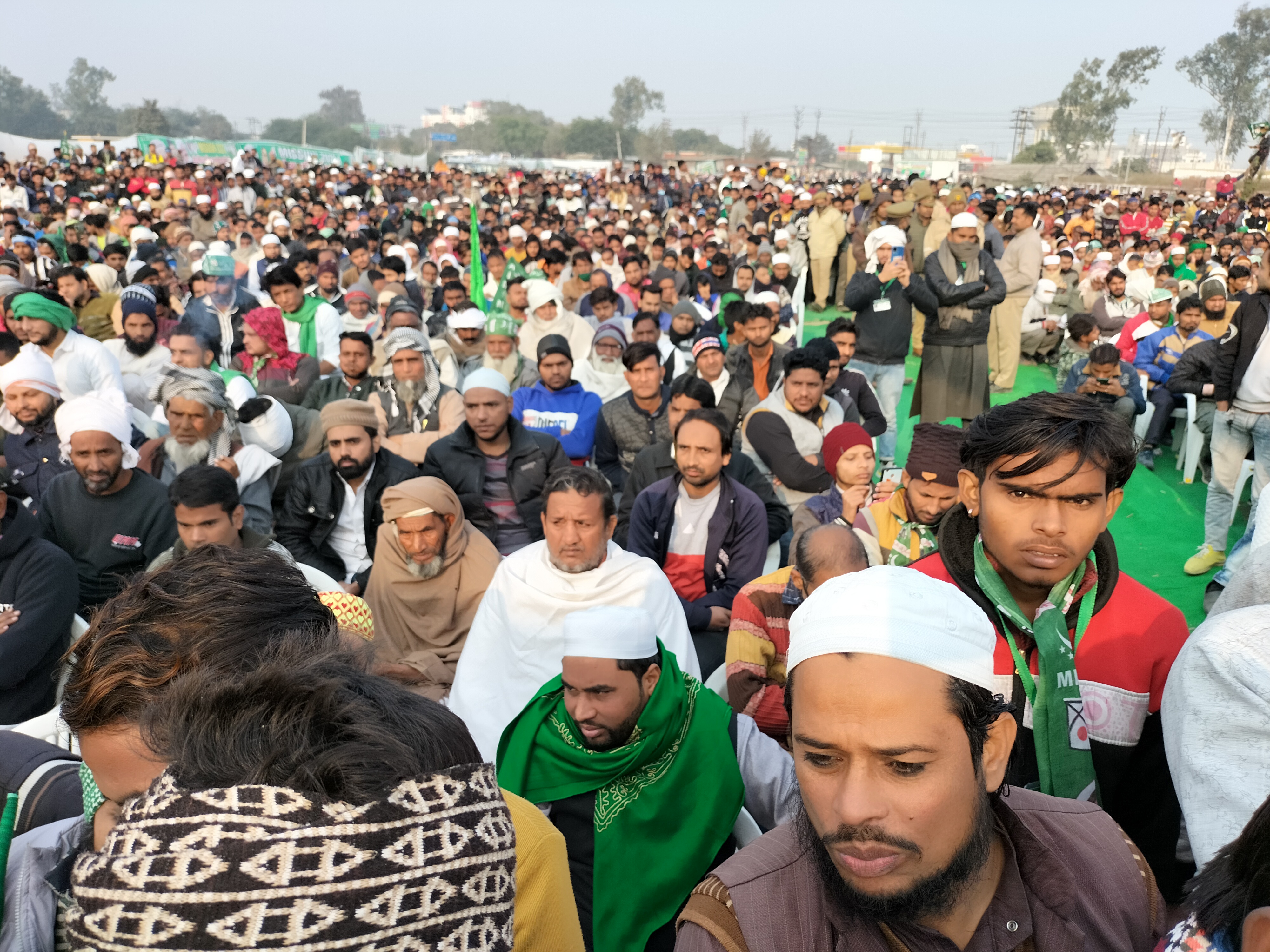 मेरठ में ओवैसी की रैली में मौजूद लोग