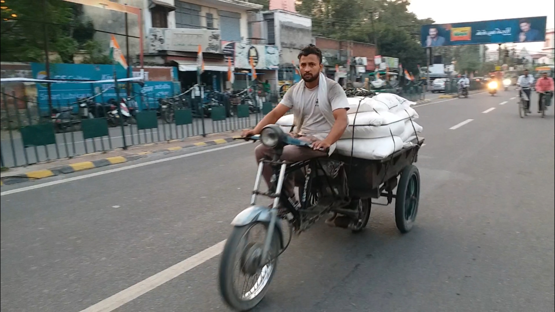 न कोई नियम न कानून, फिर आख़िर किसकी शह पर फर्राटा भर रहे जुगाड़