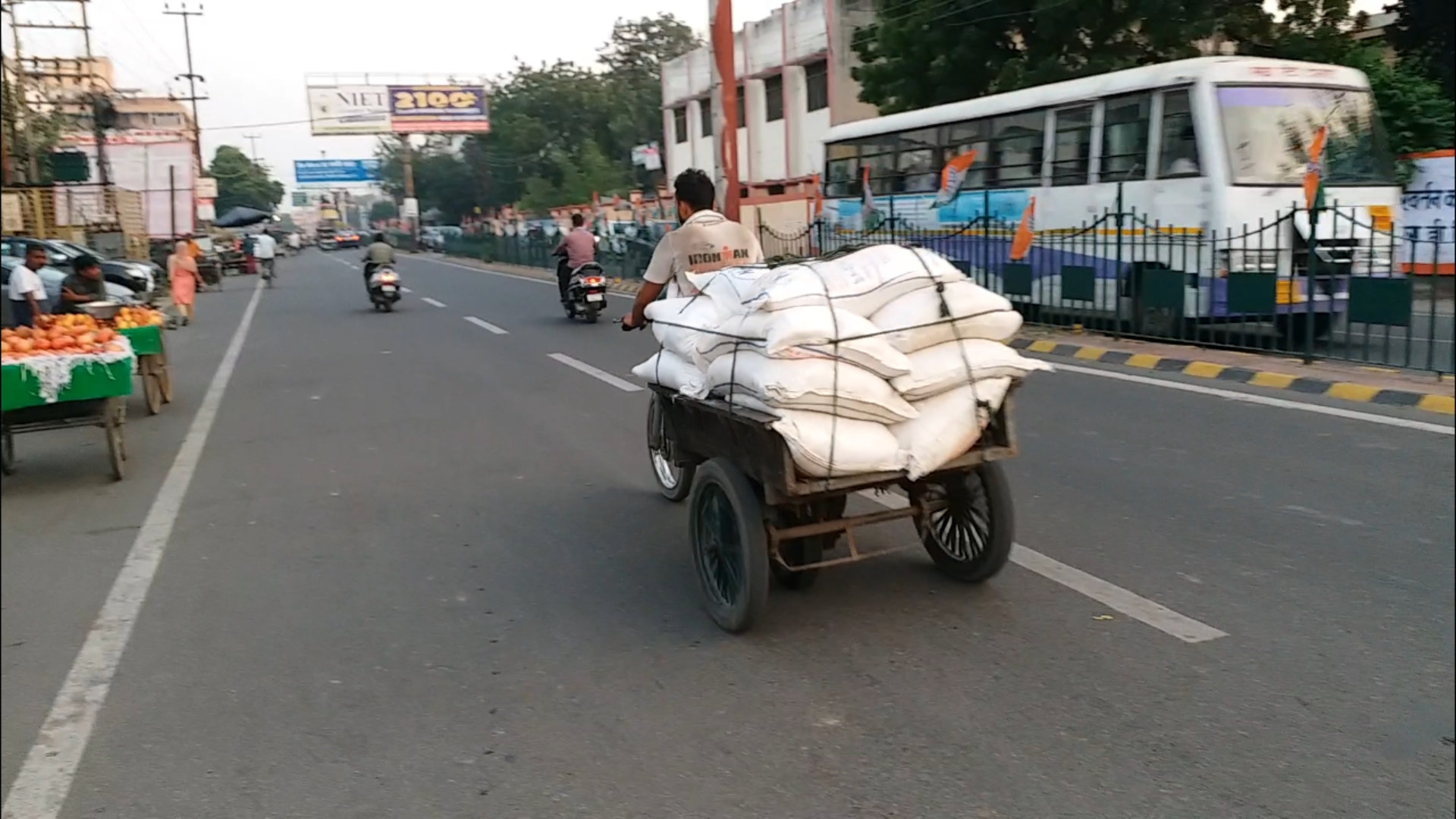 न कोई नियम न कानून, फिर आख़िर किसकी शह पर फर्राटा भर रहे जुगाड़