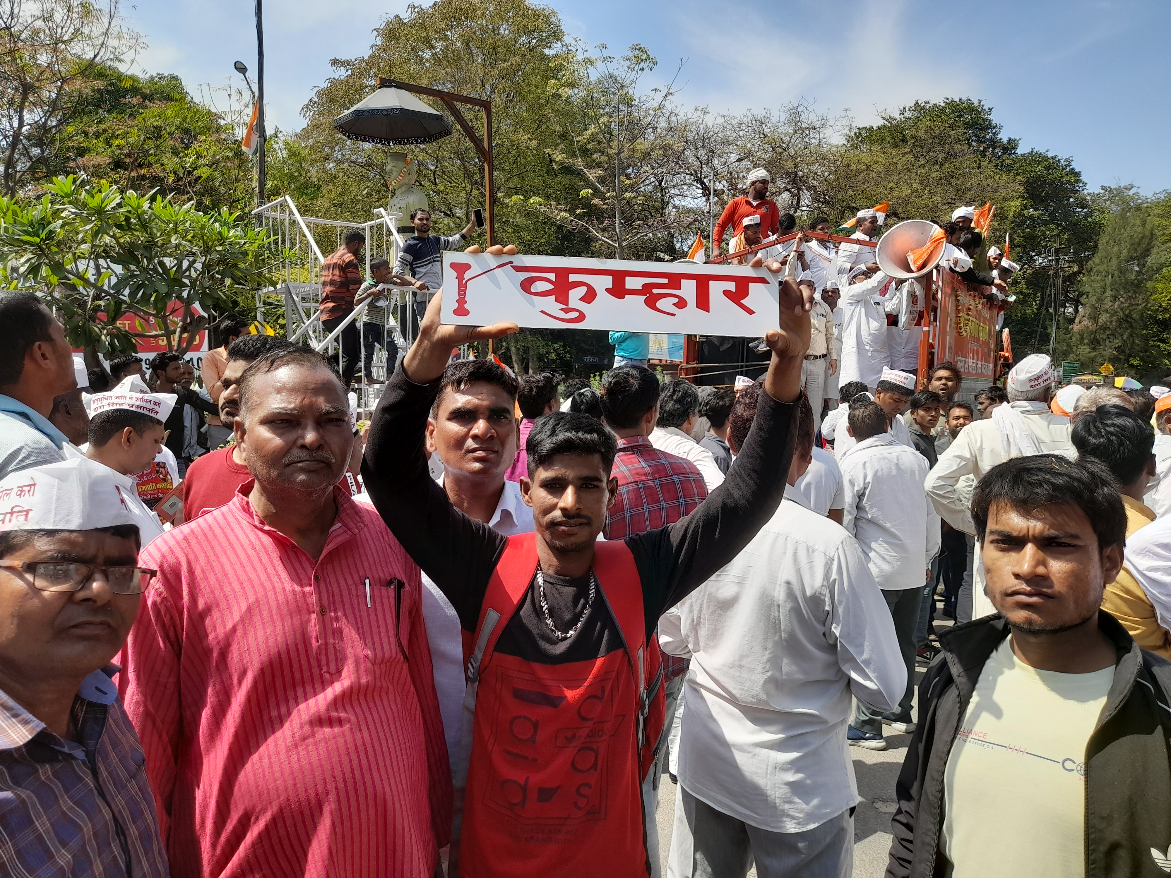 मेरठ में प्रदर्शन करते प्रजापति समाज के लोग.