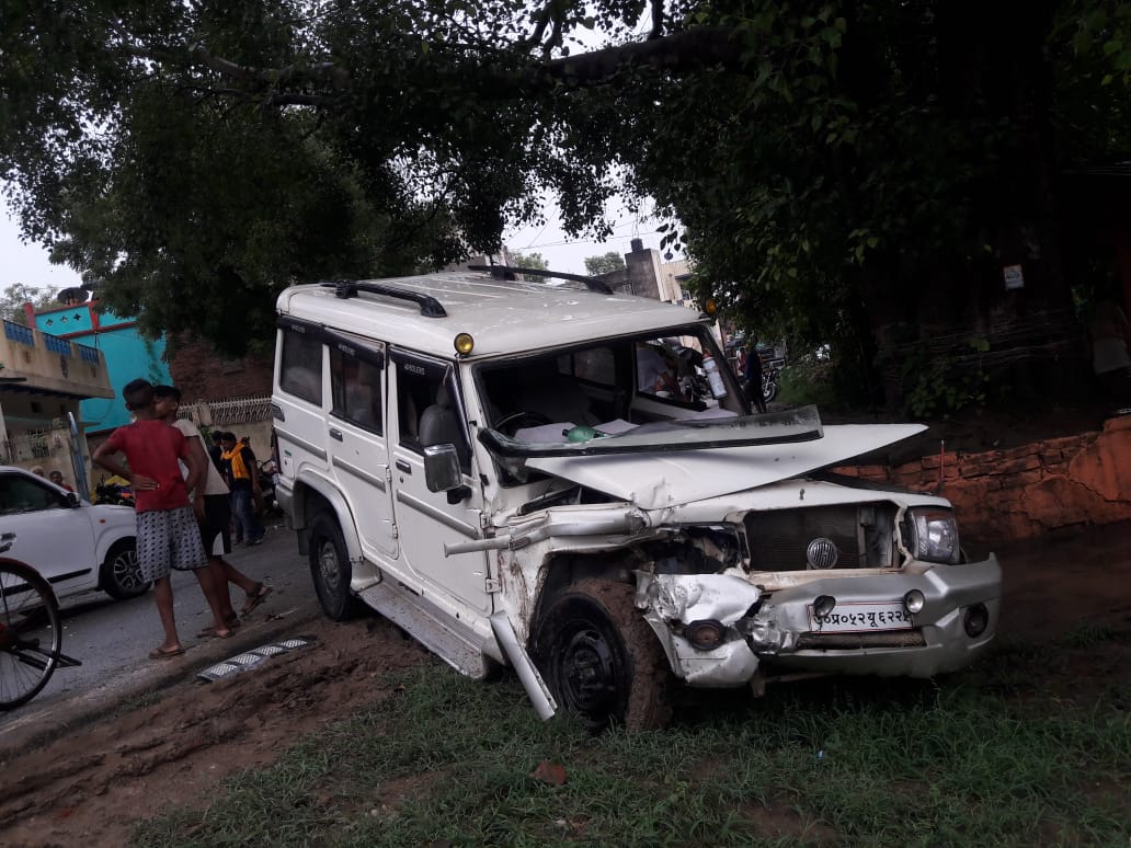 विंध्याचल से लौट रही बोलेरो गाड़ी और मछली लदी पिकअप में हुई भीषण टक्कर