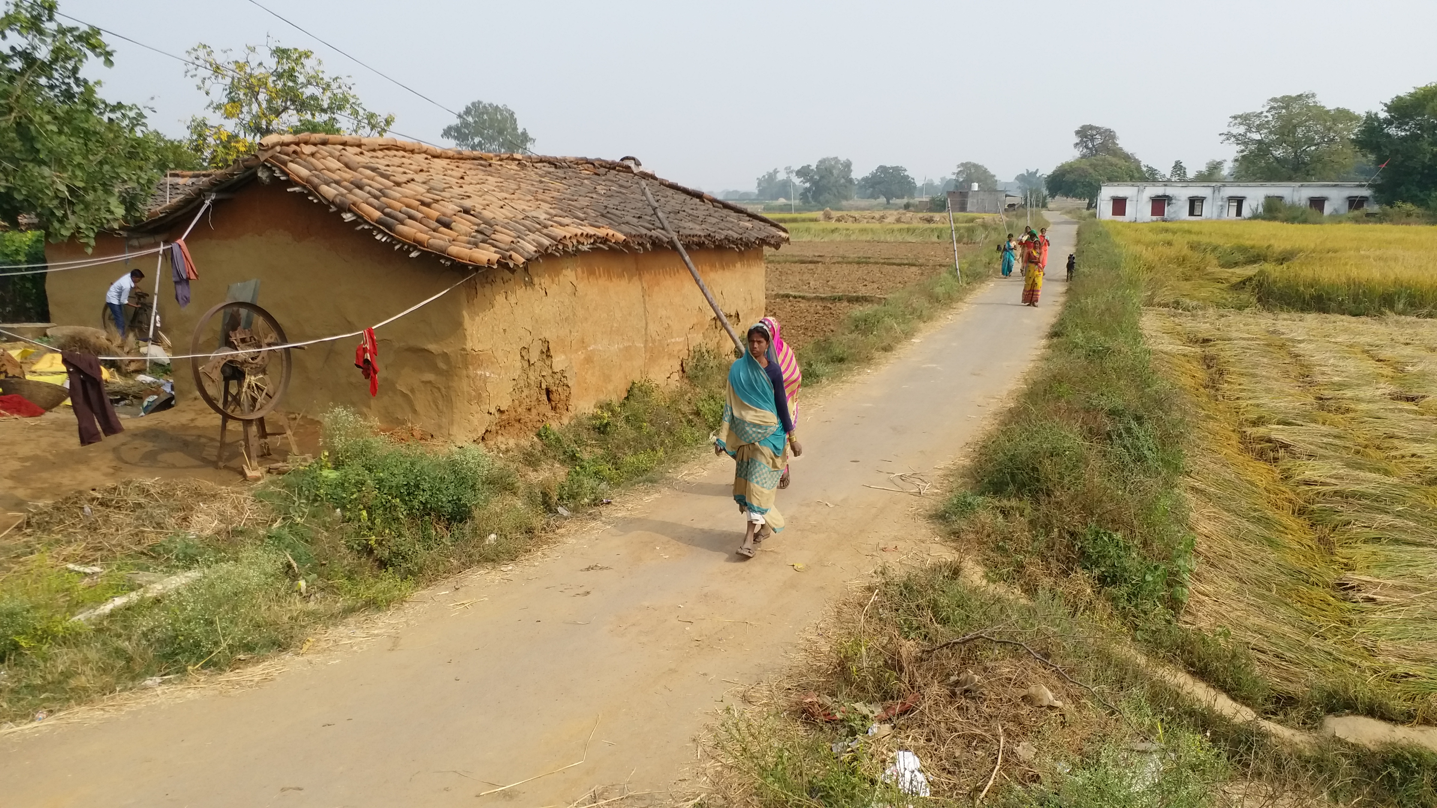 दिवाली के दिन गांव में पसरा रहता है अंधेरा.