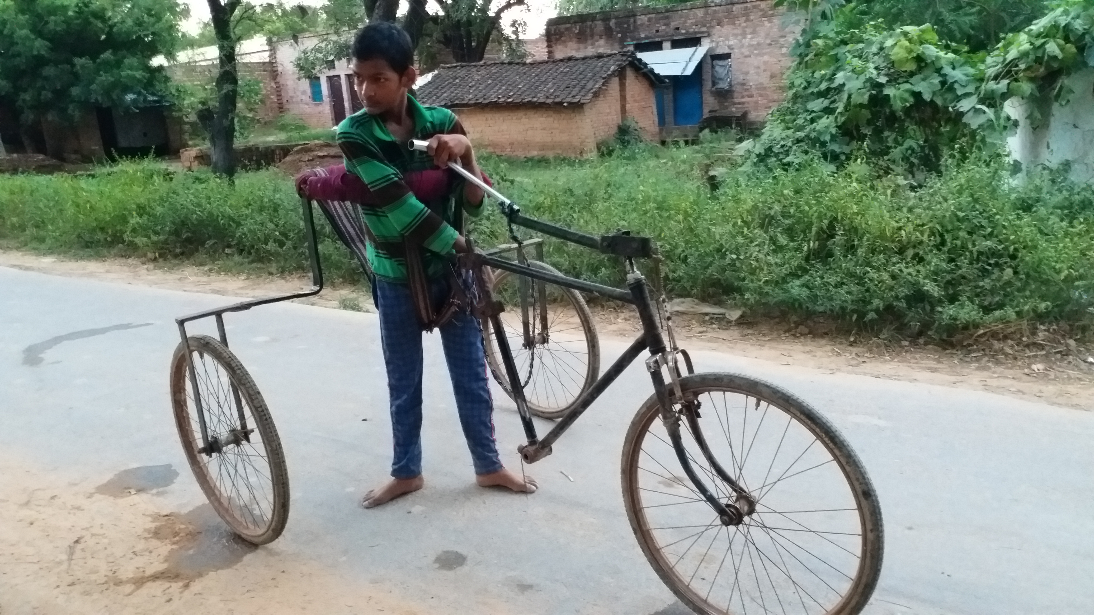 दिव्यांग बेटे के लिए मजदूर पिता ने बनाई साइकिल