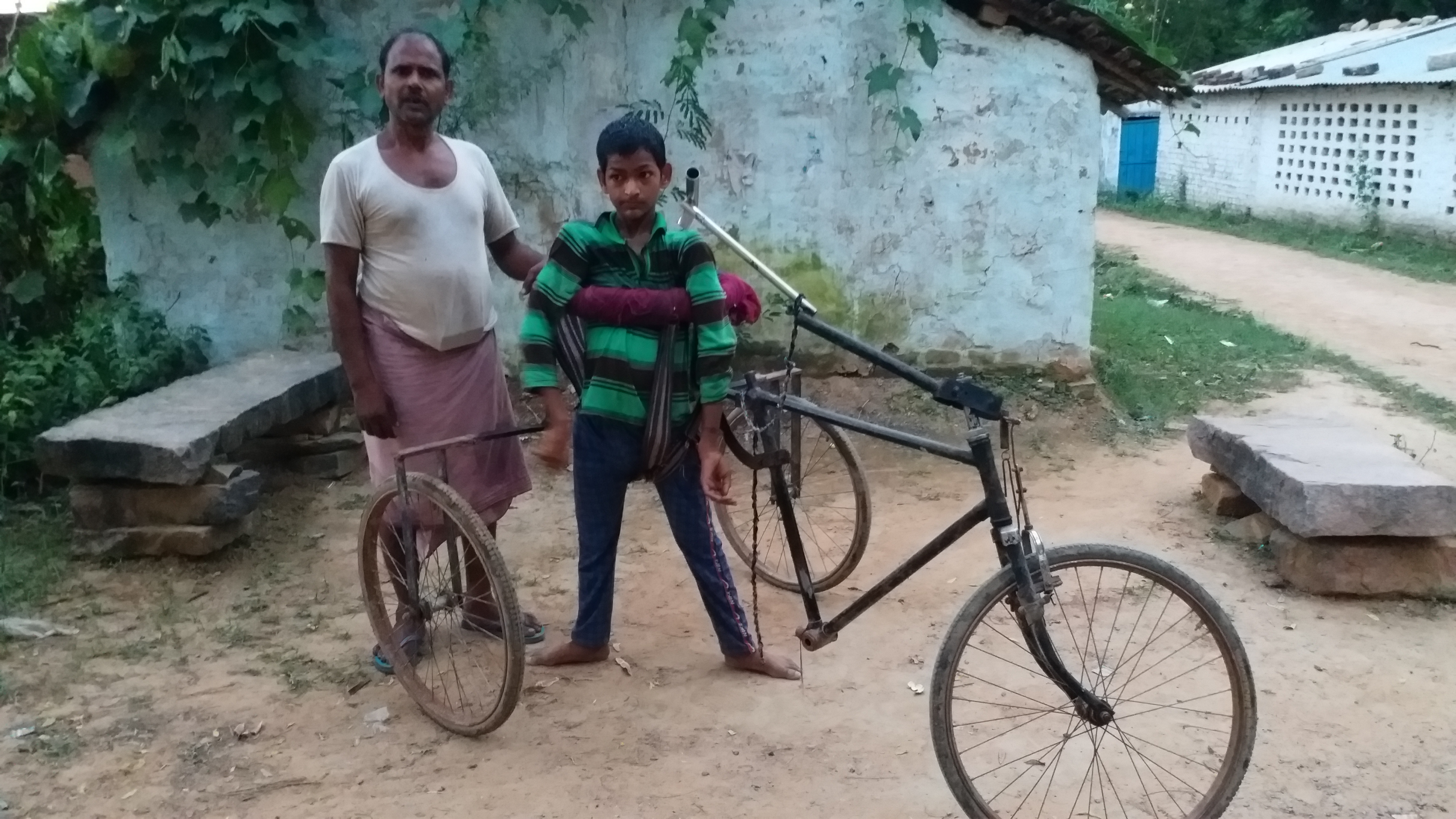 दिव्यांग बेटे के लिए मजदूर पिता ने बनाई साइकिल