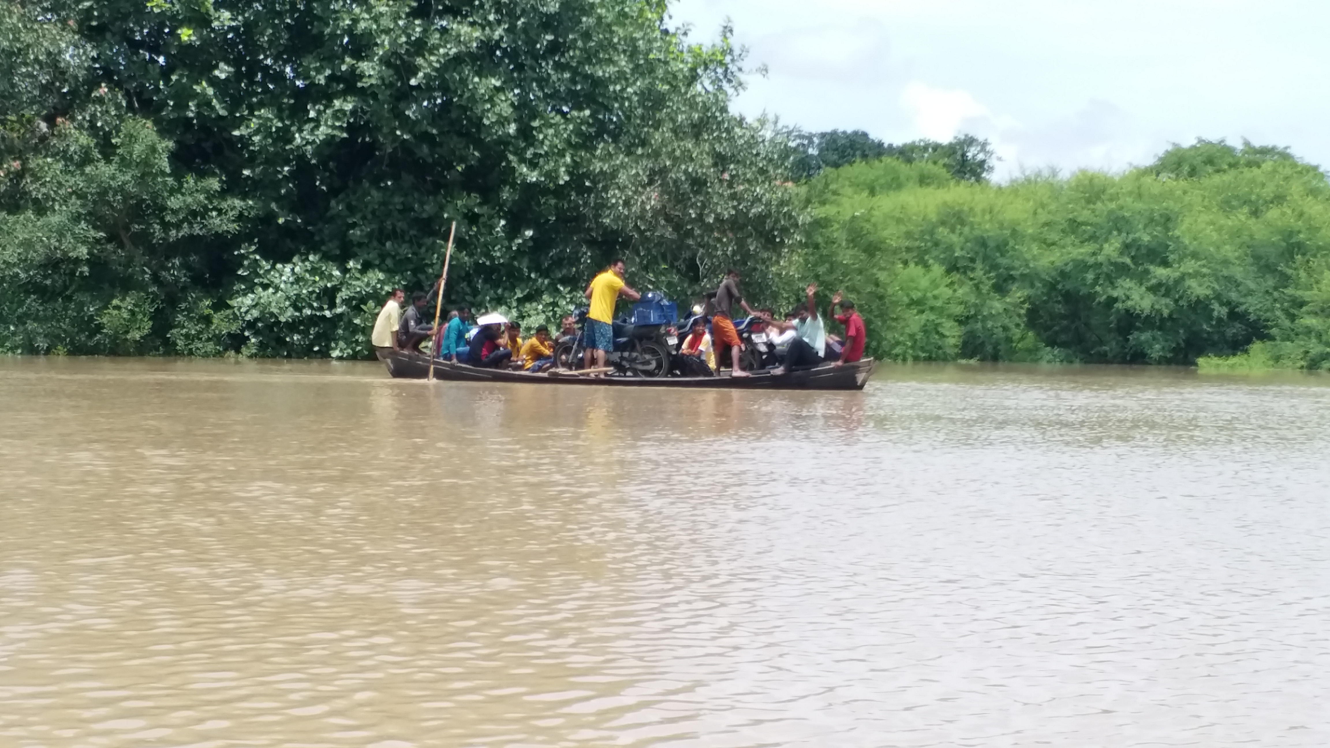 ग्रामीणों को मिली महज एक नाव.