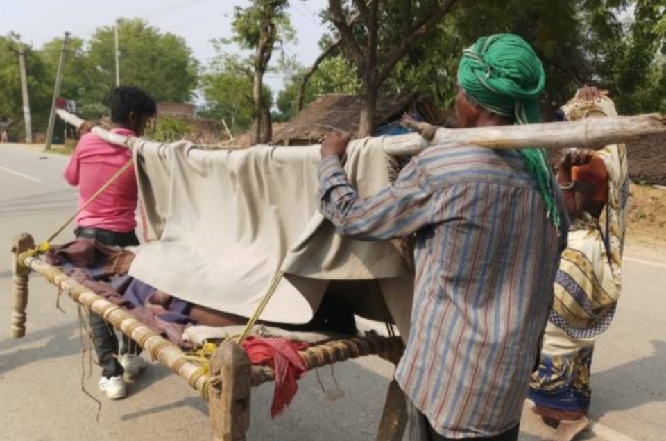 Khatiya Ki Doli  mirzapur today latest news  mirzapur health system  khatiya ki doli men marrj  patient reached hospital on the cot  patient reached hospital on cot  ambulance in mirzapur  interesting story  patient on shoulder reached hospital  लालगंज अस्पताल  खटिया की डोली  डोली पर मरीज  तिलांव गांव  लालगंज थाना क्षेत्र  मिर्जापुर की ताजा खबर  चारपाई की डोली  खटिया की डोली पर मरीज  डोली पर मरीज अस्पताल पहुंचा