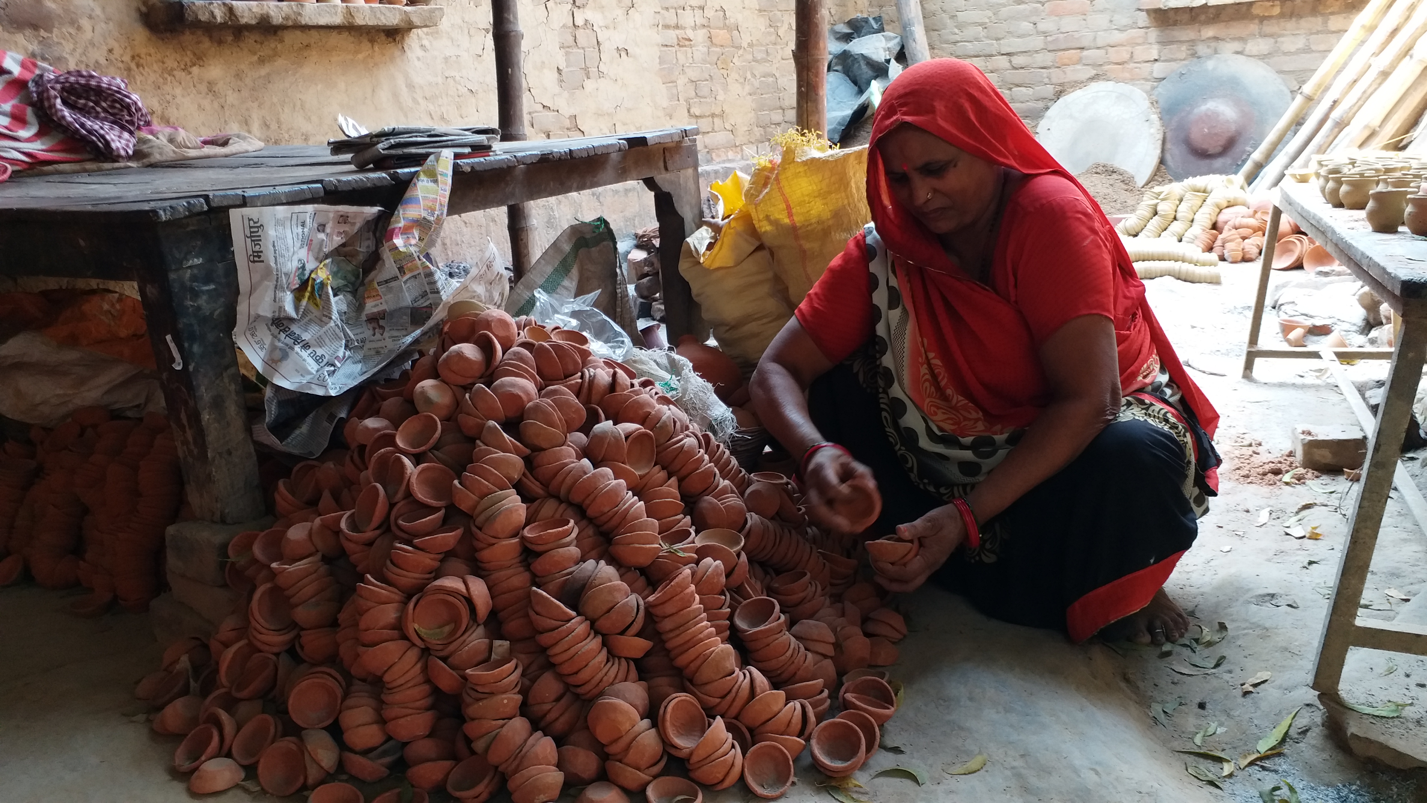 दीयों की बिक्री कर रही उत्साहित.