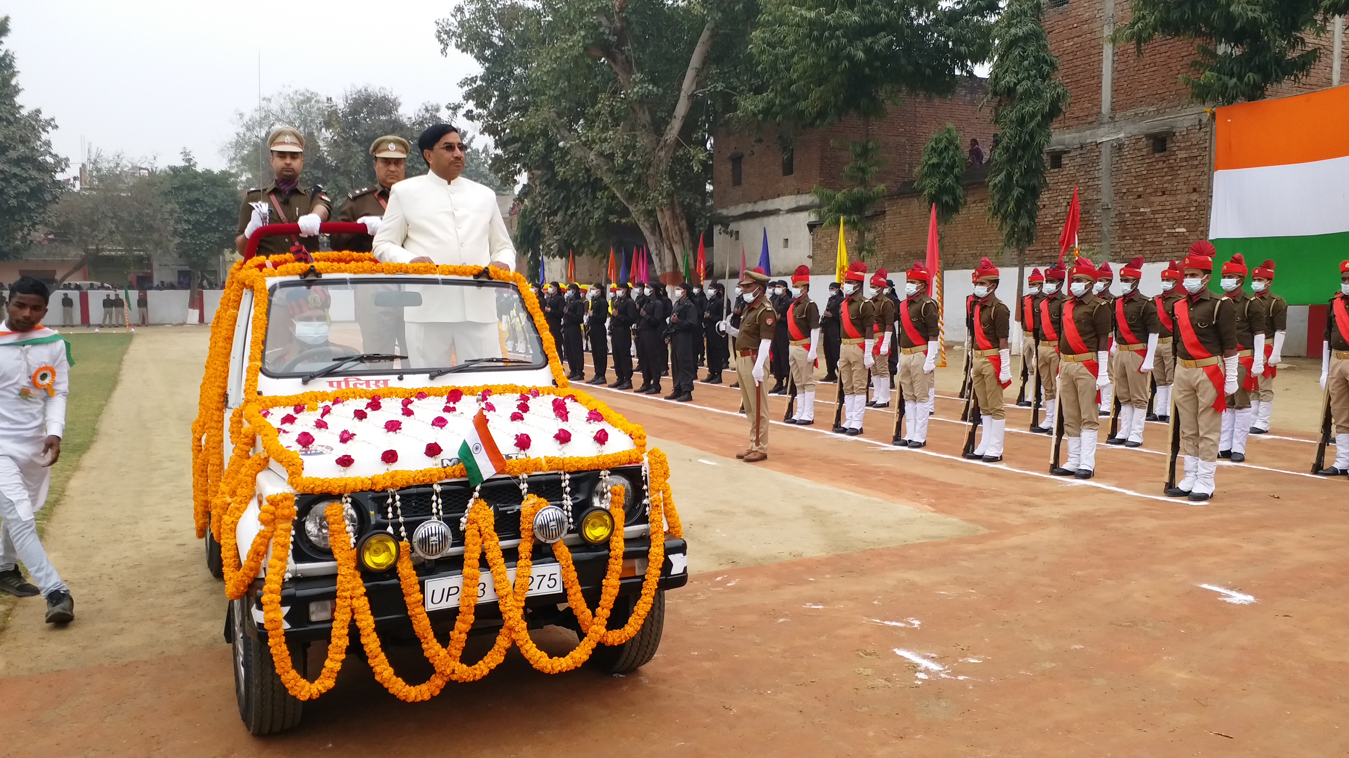 मिर्जापुर में ध्वजारोहण करते ऊर्जा राज्य मंत्री रमाशंकर सिंह पटेल.