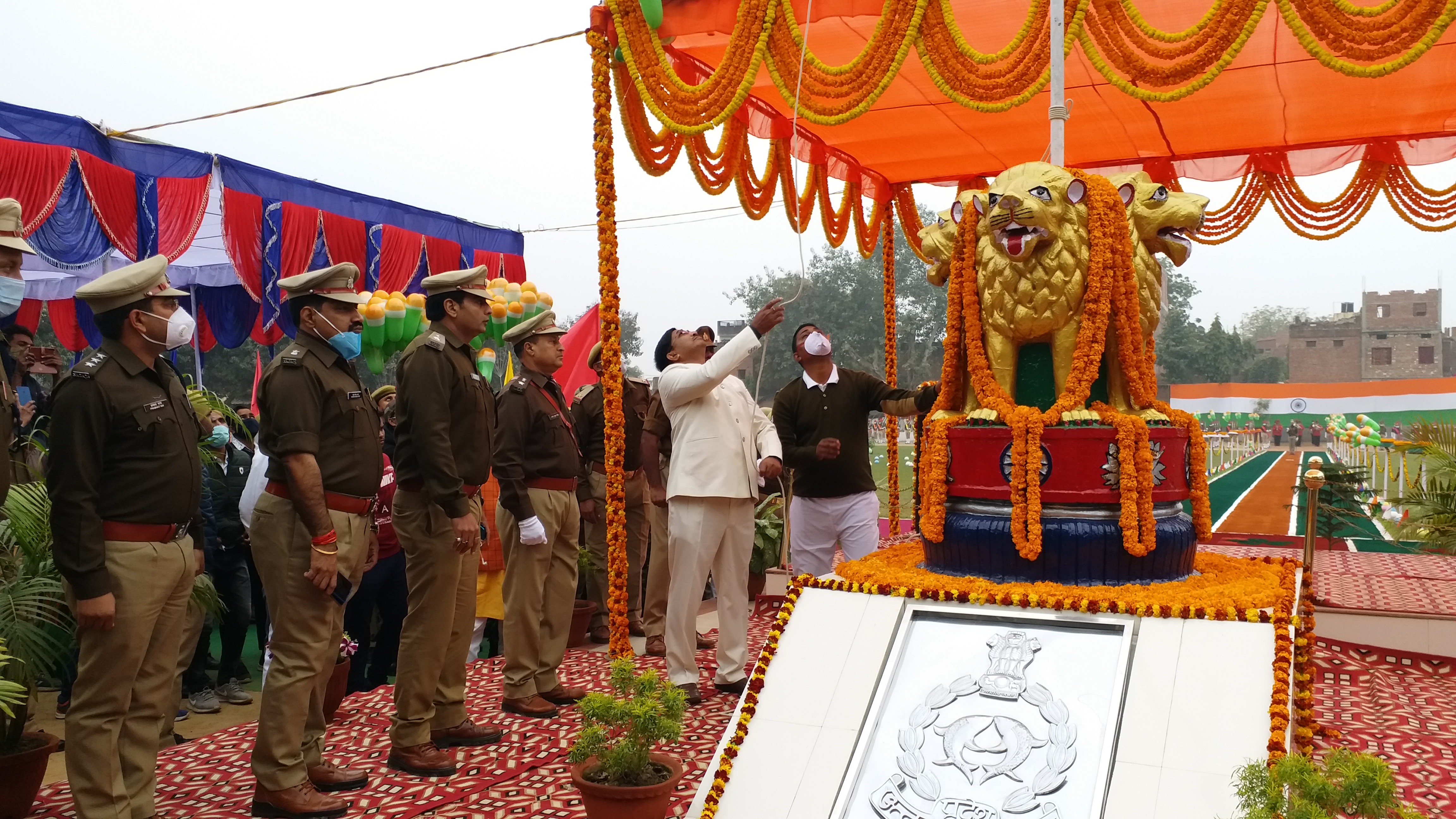 मिर्जापुर में ध्वजारोहण करते ऊर्जा राज्य मंत्री रमाशंकर सिंह पटेल.