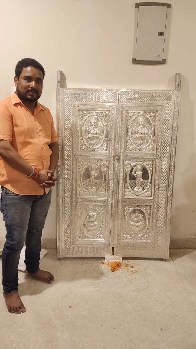 devotee offered 101 kg silver door to vindhyavasini maa