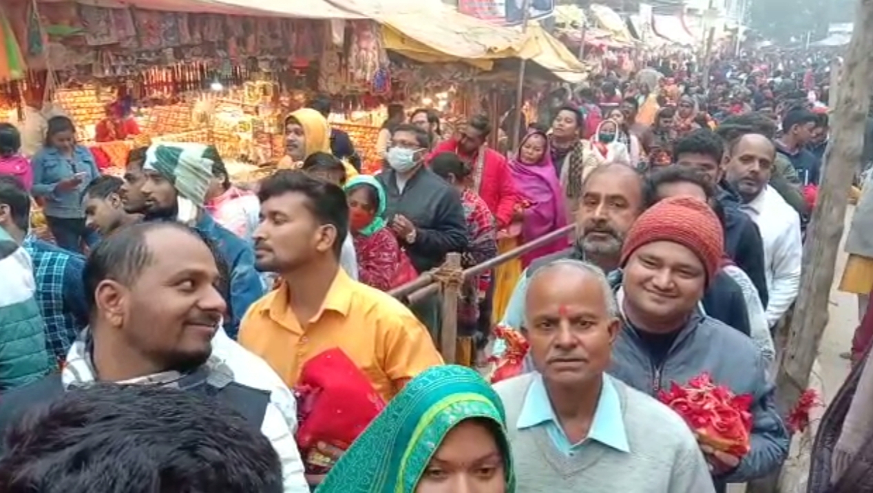 मां विंध्यवासिनी देवी मंदिर में उमड़ी भक्तों की भीड़