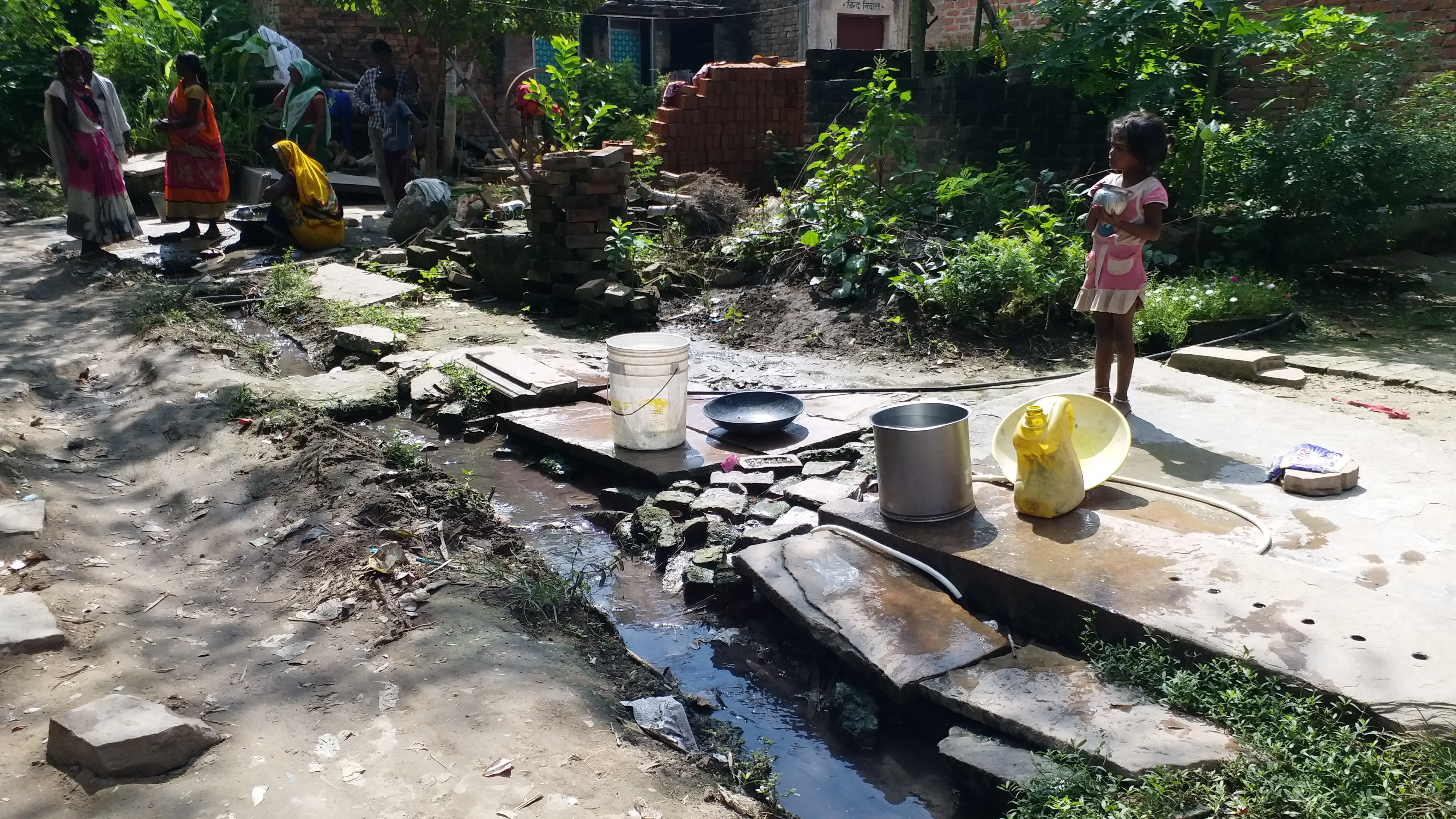 टूटी पड़ी नालियां