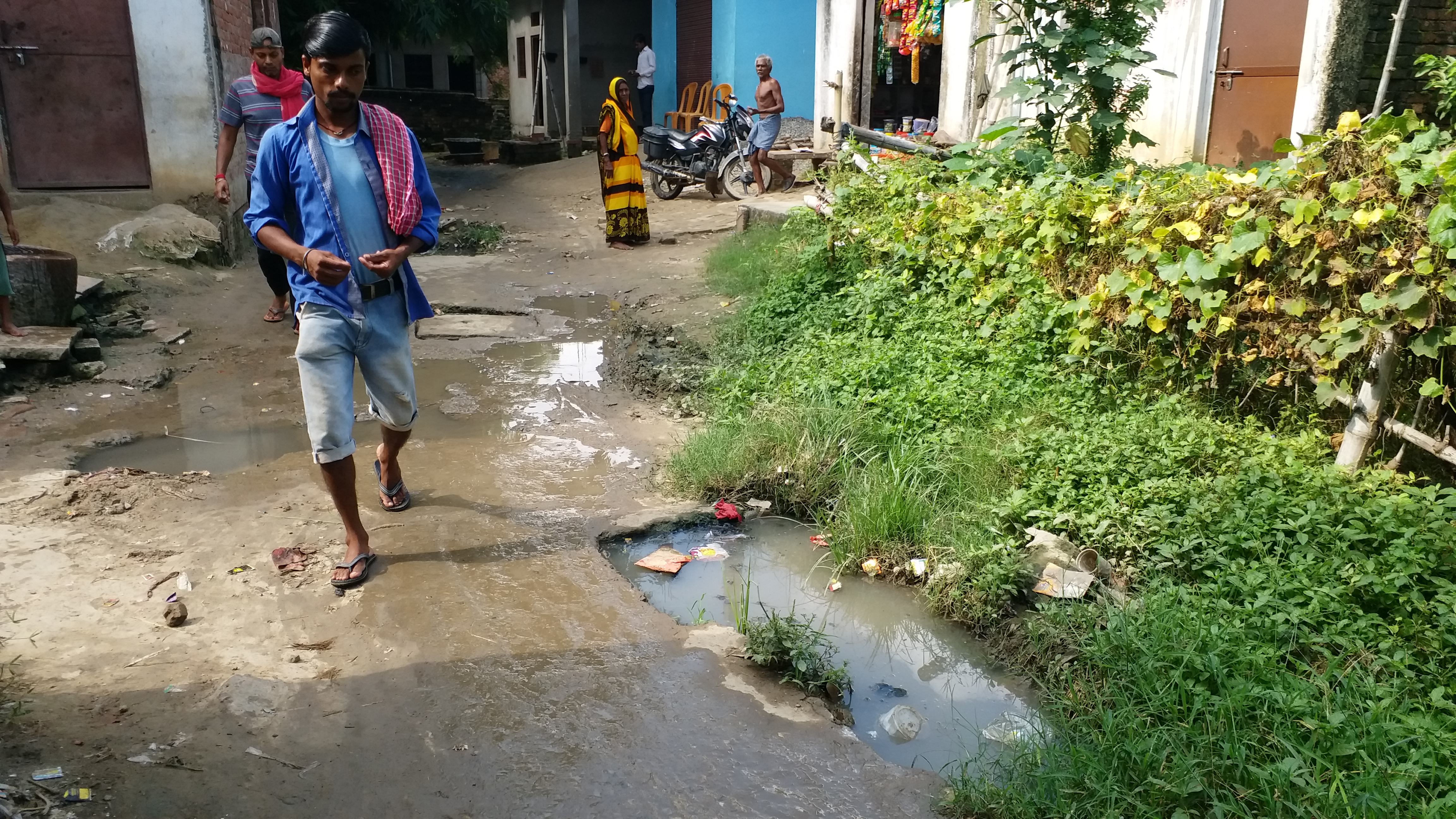 सड़क पर बहता गंदा पानी