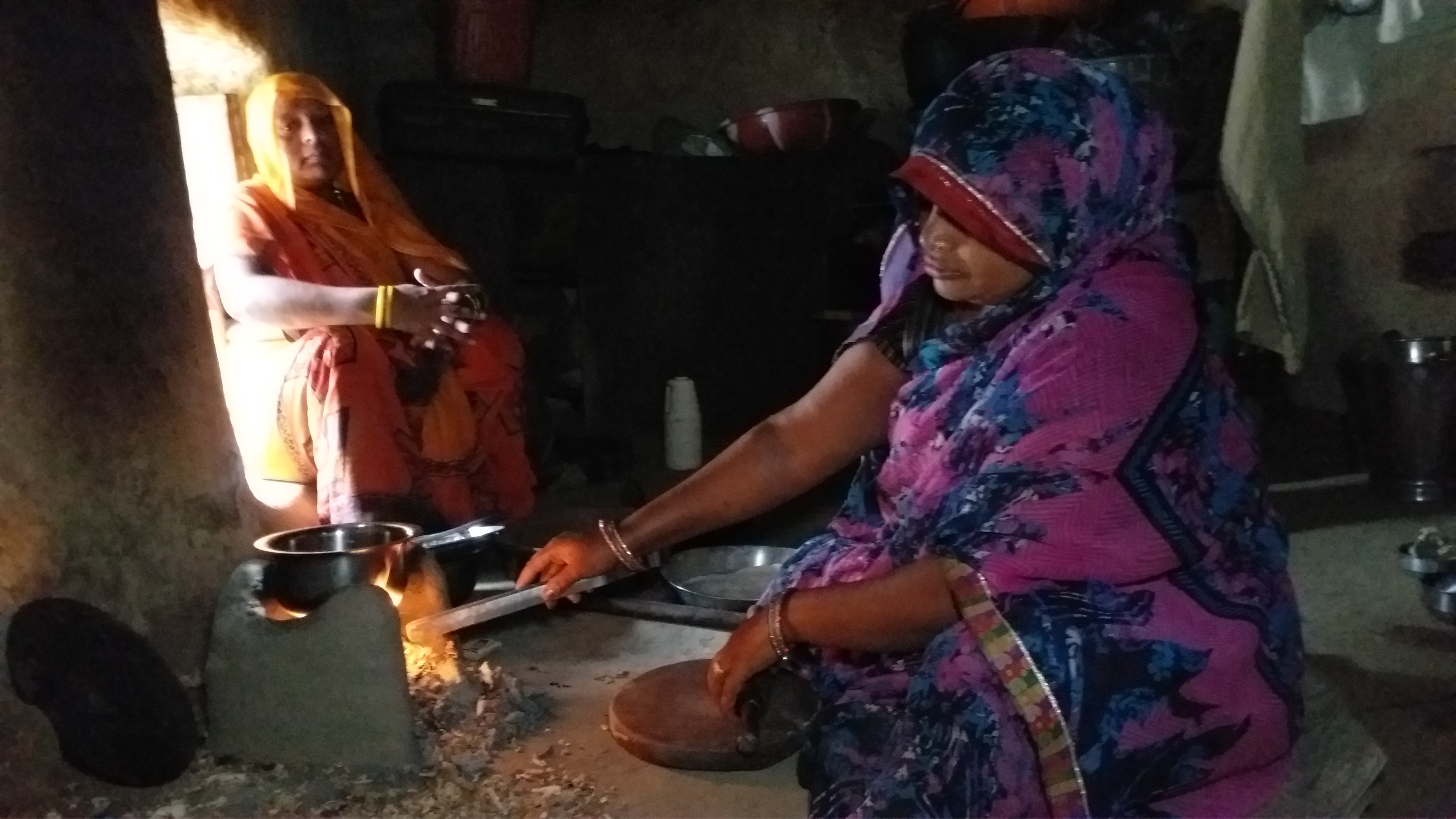 mirzapur ujjwala scheme reality  rural women  cook on the stove  reality check of ujjwala scheme  ujjwala scheme in mirzapur  ujjwala scheme reality check in mirzapur  expensive cooking gas  cooking gas  mirzapur latest news in hindi  कुकिंग गैस  महंगाई की मार  मिर्जापुर की ताजा खबर  मिर्जापुर  चूल्हे पर खाना  कुकिंग गैस महंगी  chulha par khana  उज्ज्वला योजना  मिर्जापुर में उज्ज्वला योजना  रायपुर पुख्ता गांव  Raipur Pokhta Village