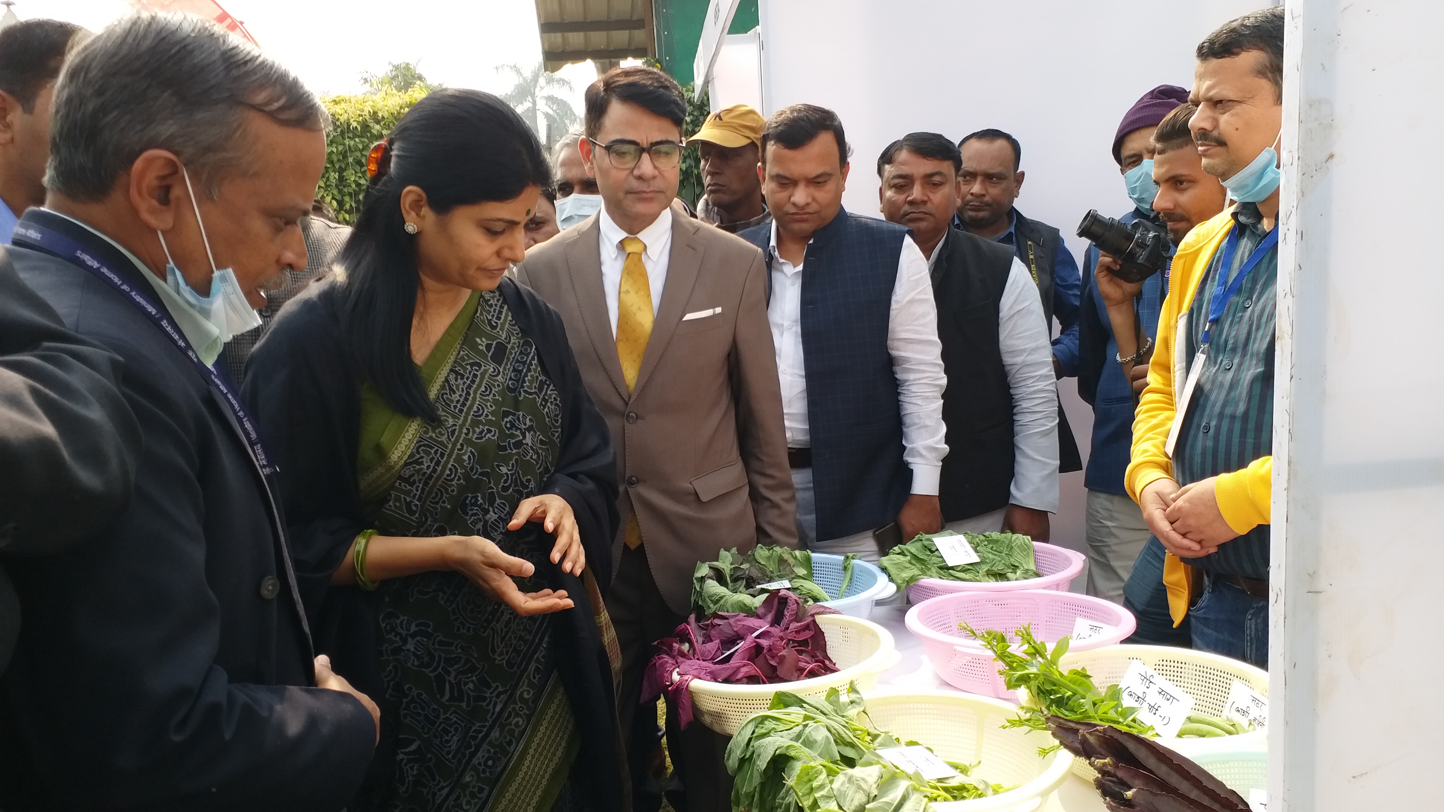 मिर्जापुर में केंद्रीय वाणिज्य व उद्योग राज्यमंत्री अनुप्रिया पटेल ने कृषि उत्पादों की प्रदर्शनी भी देखी.