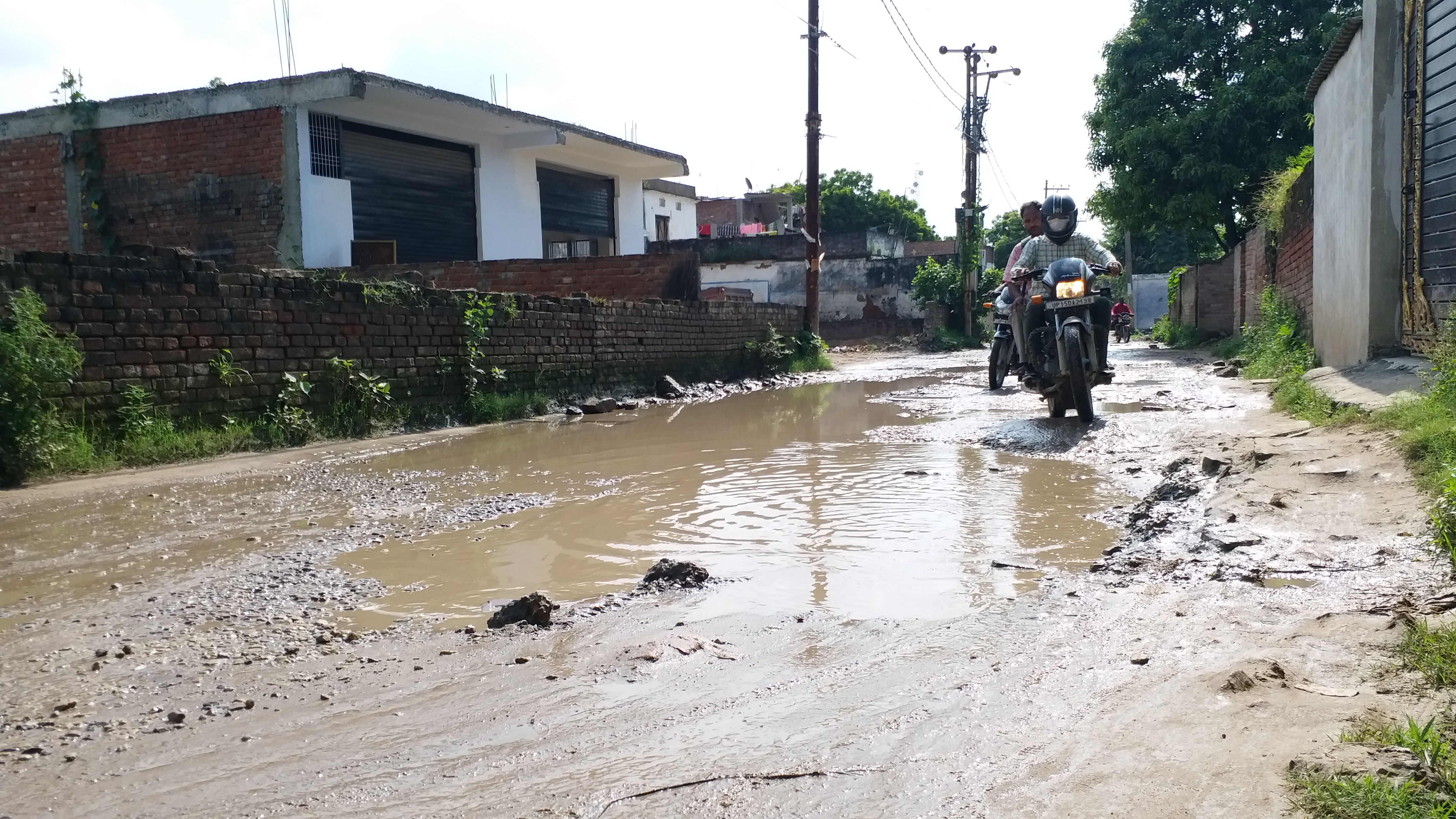 खराब पड़ी सड़कें