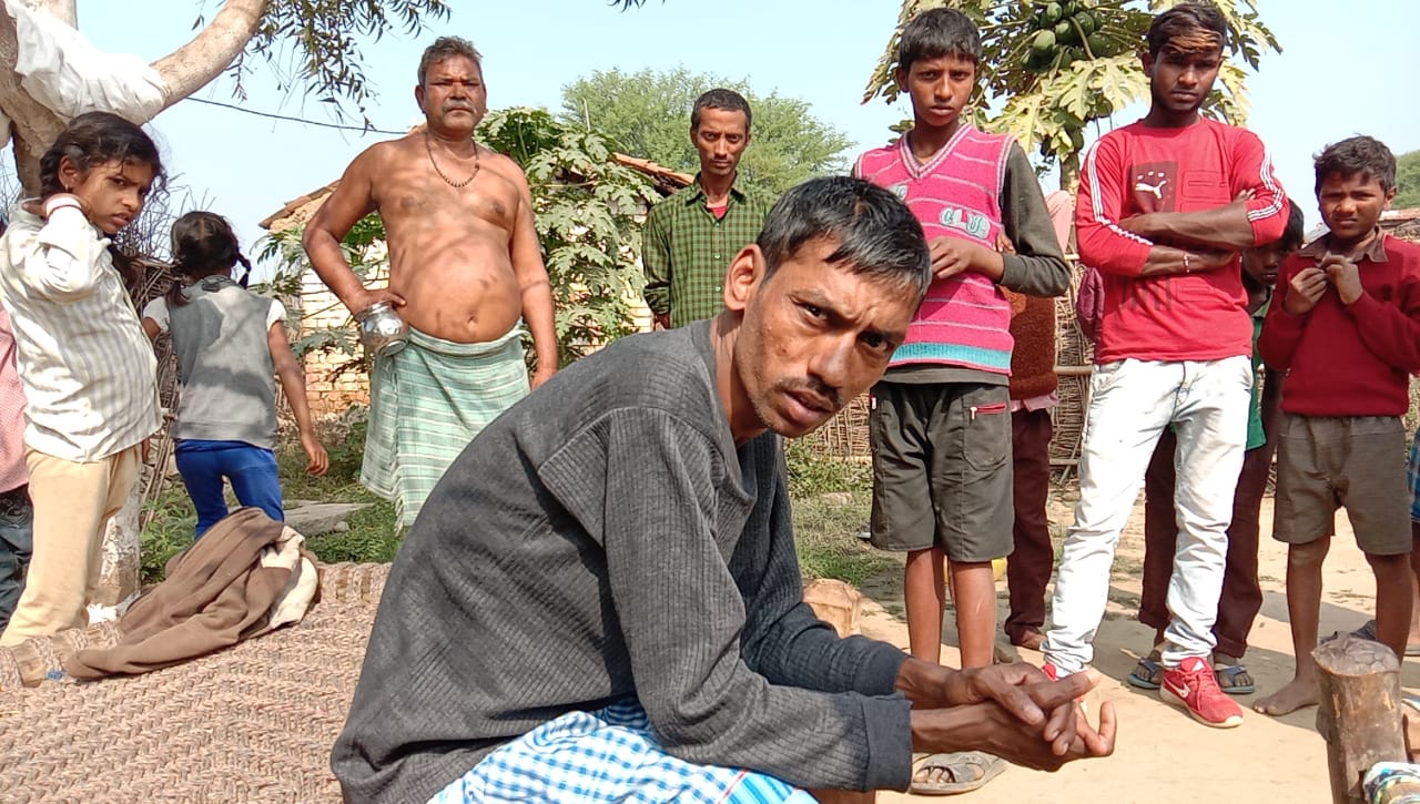 गांव वासियों के बीच बैठे पुनवासी