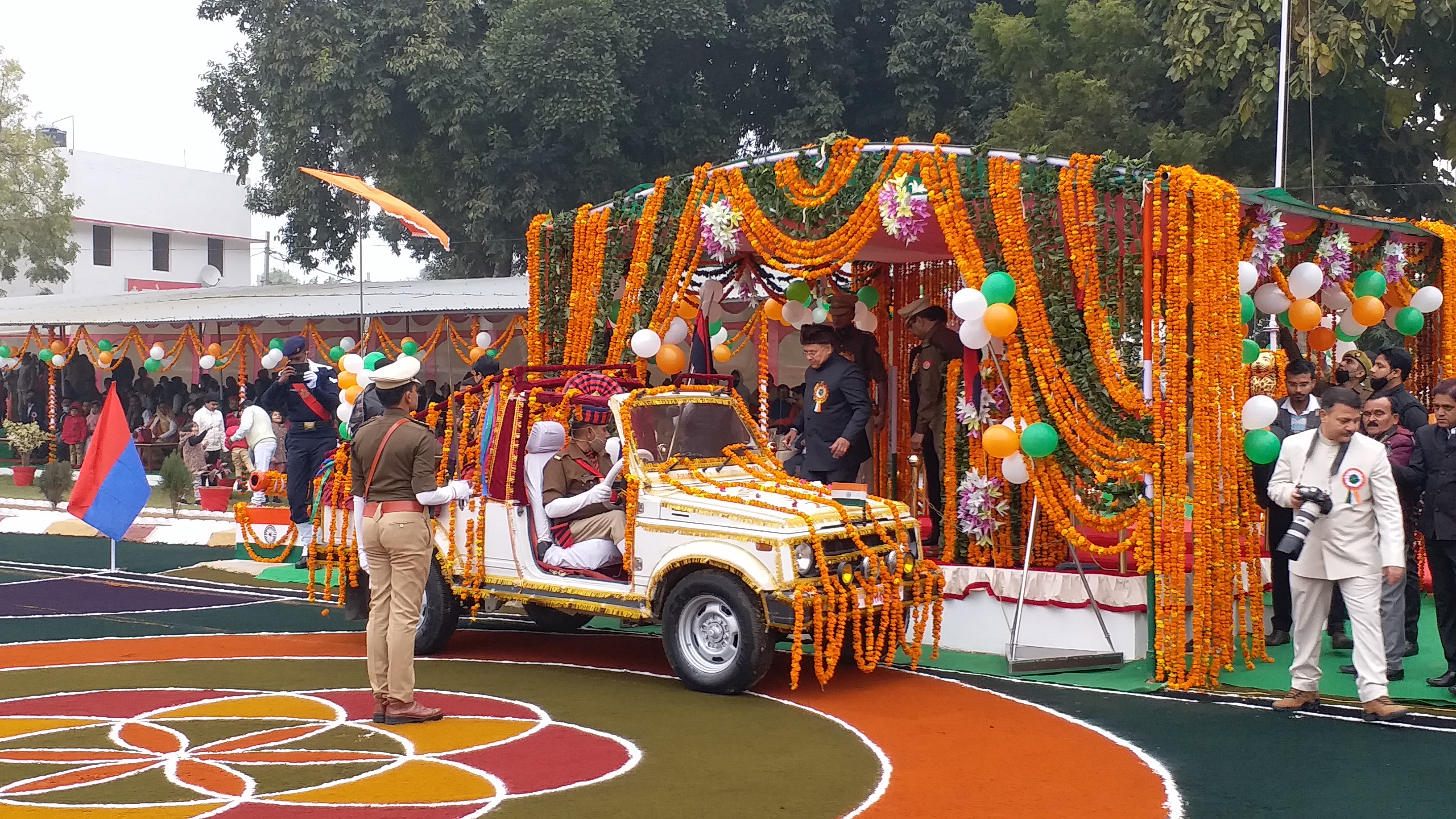 मैनपुरी में सलामी लेते कैबिनेट मंत्री  रामनरेश अग्निहोत्री.