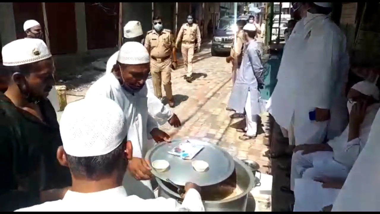 jamiat e ulema hind distributed sheer khurma on eid celebration in meerut