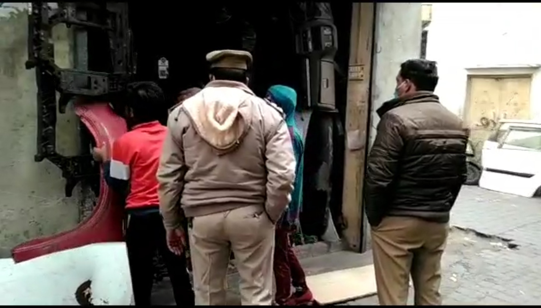 कबाड़ियों की दुकान पर पुलिस की छापेमारी