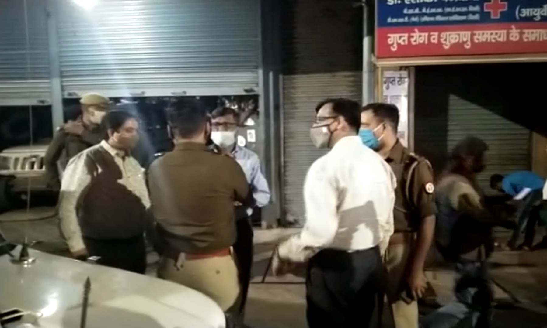 कबाड़ी गोदाम के बाहर खड़े पुलिस अधिकारी.