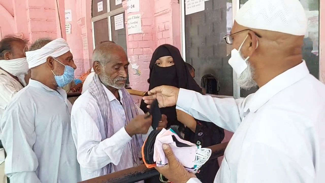 social worker haji ishtiaq distribute masks and aware from corona in meerut