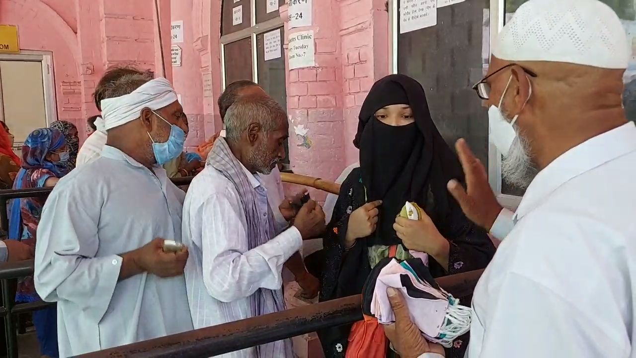 social worker haji ishtiaq distribute masks and aware from corona in meerut