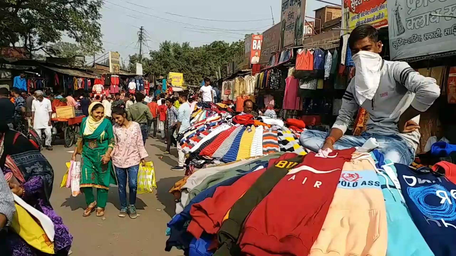 people is shopping for diwali in meerut