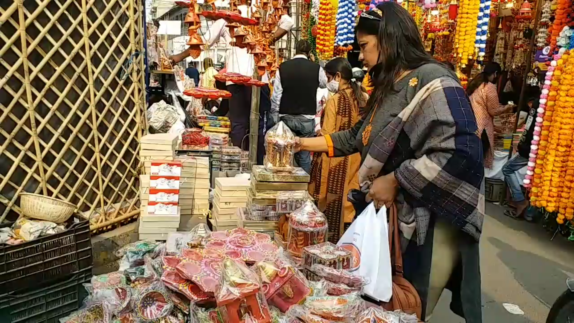 people is shopping for diwali in meerut