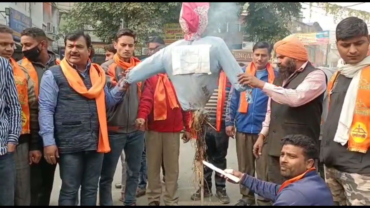 In Meerut, Shiv Sena burnt Ajay Mishra's effigy