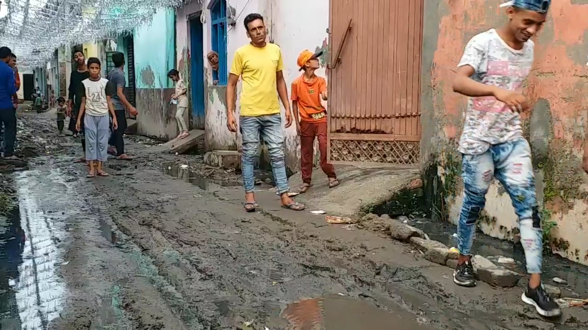 locals facing problems due to pathetic condition of road in naya gaon area moradabad