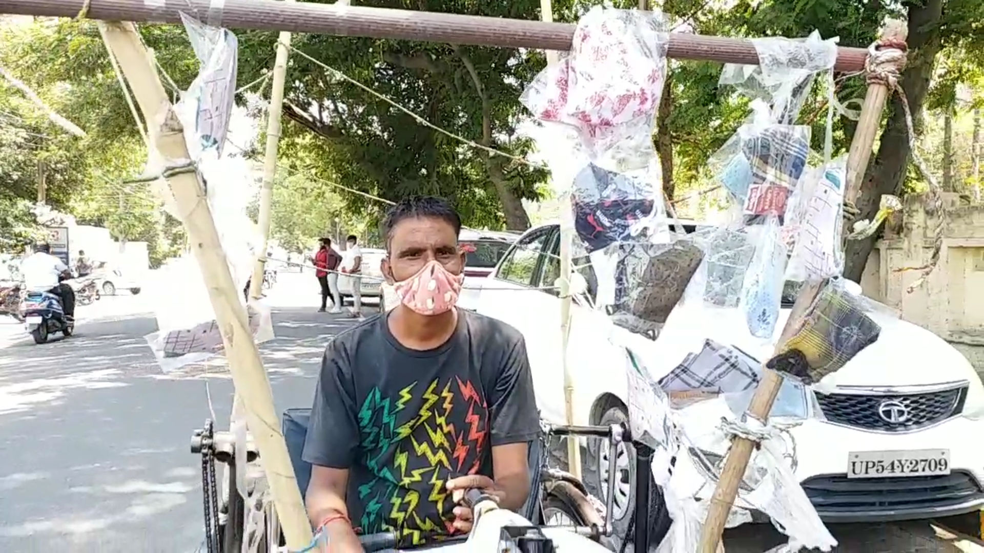 handicap kishore singh selling masks amid lockdown in moradabad