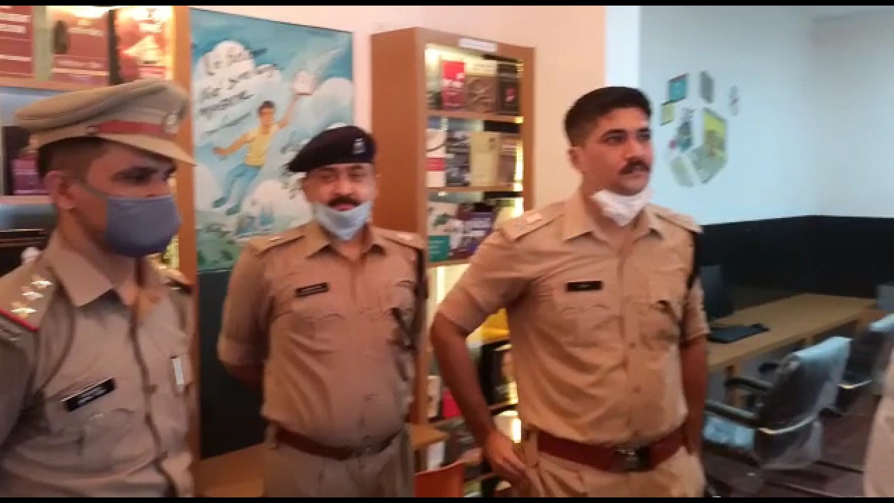 पुलिस और उनके परिजनों के लिए लाइब्रेरी