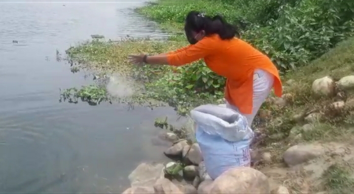 अस्थियों को गंगा में विसर्जित करतीं क्रांतिकारी शालू.