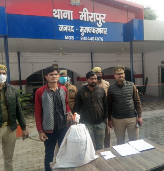 पुलिस की गिरफ्त में चोर.