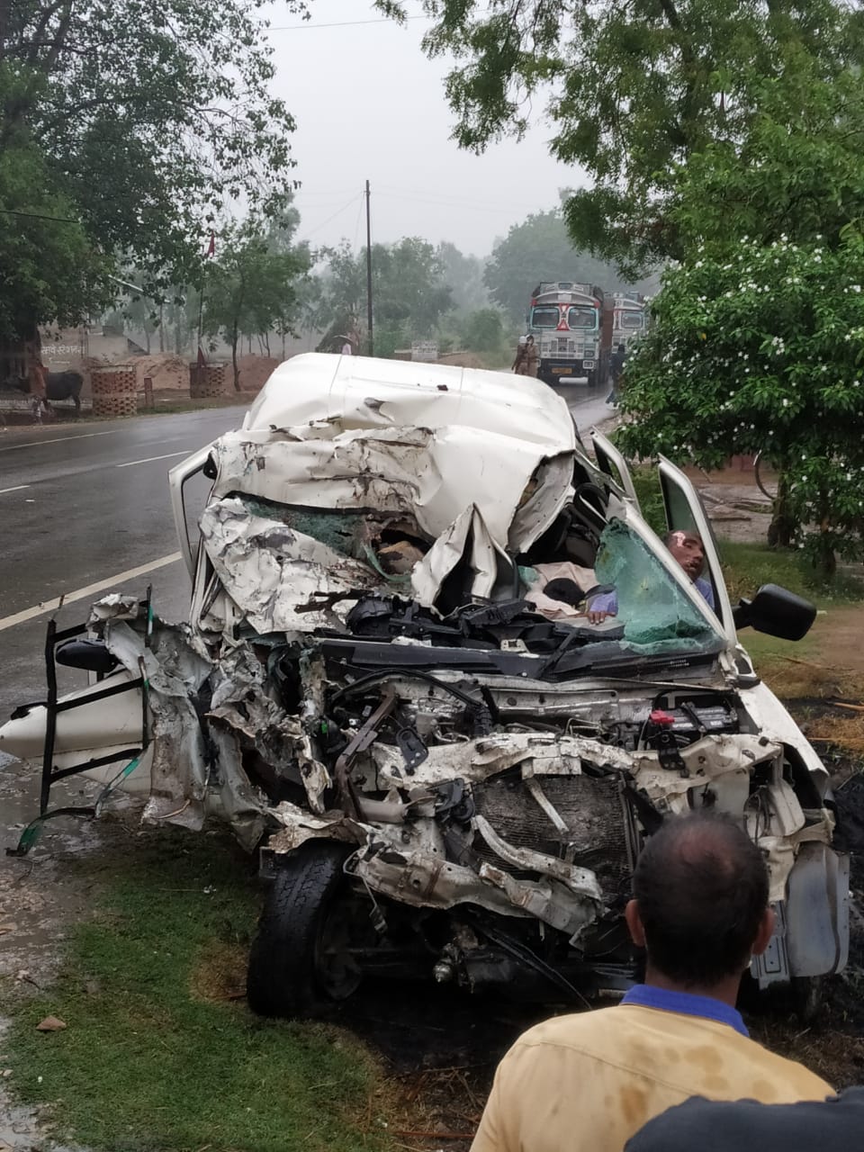 scorpio with truck in pratapgarh