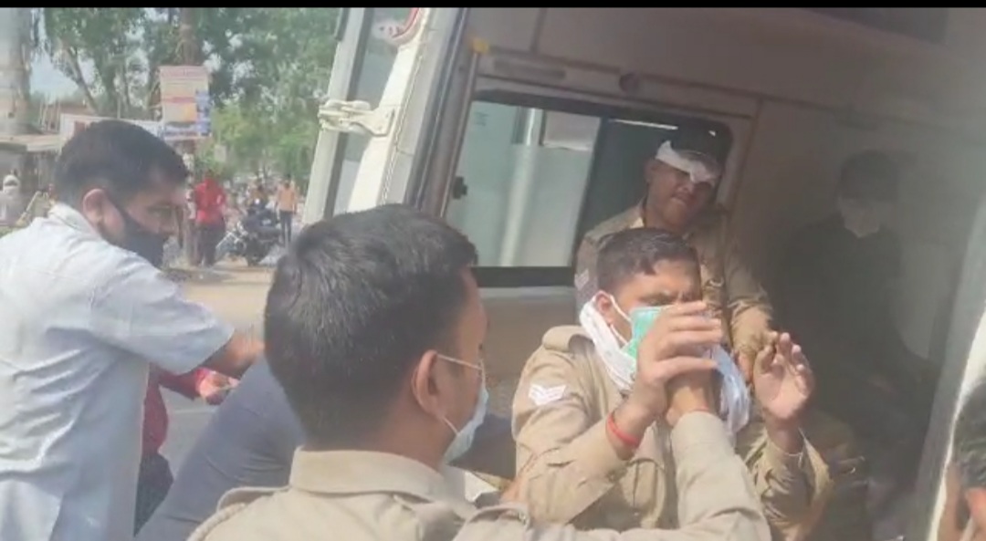 तीन पुलिसकर्मी घायल