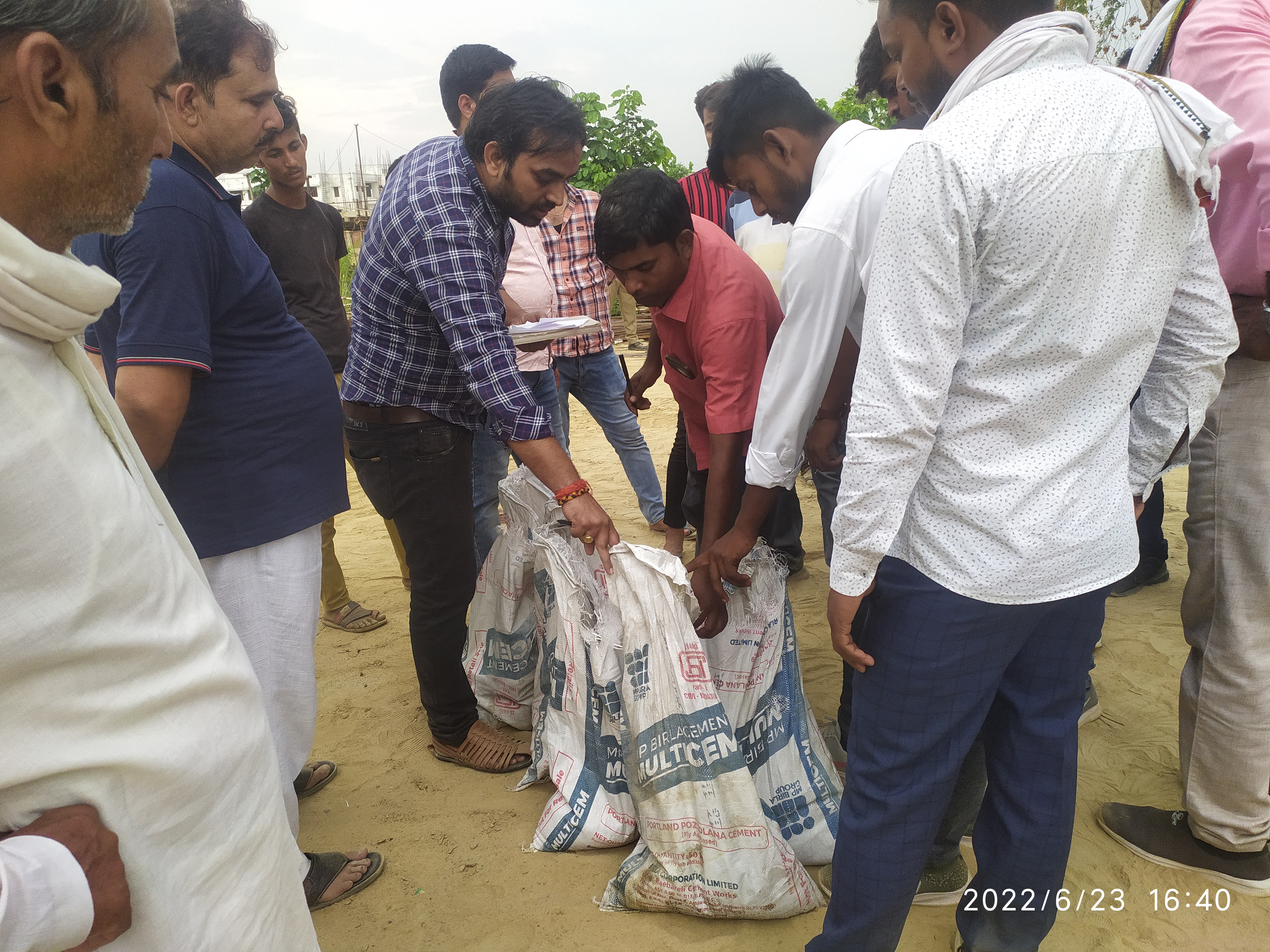 सामग्री की नमूना लेते अभियंता