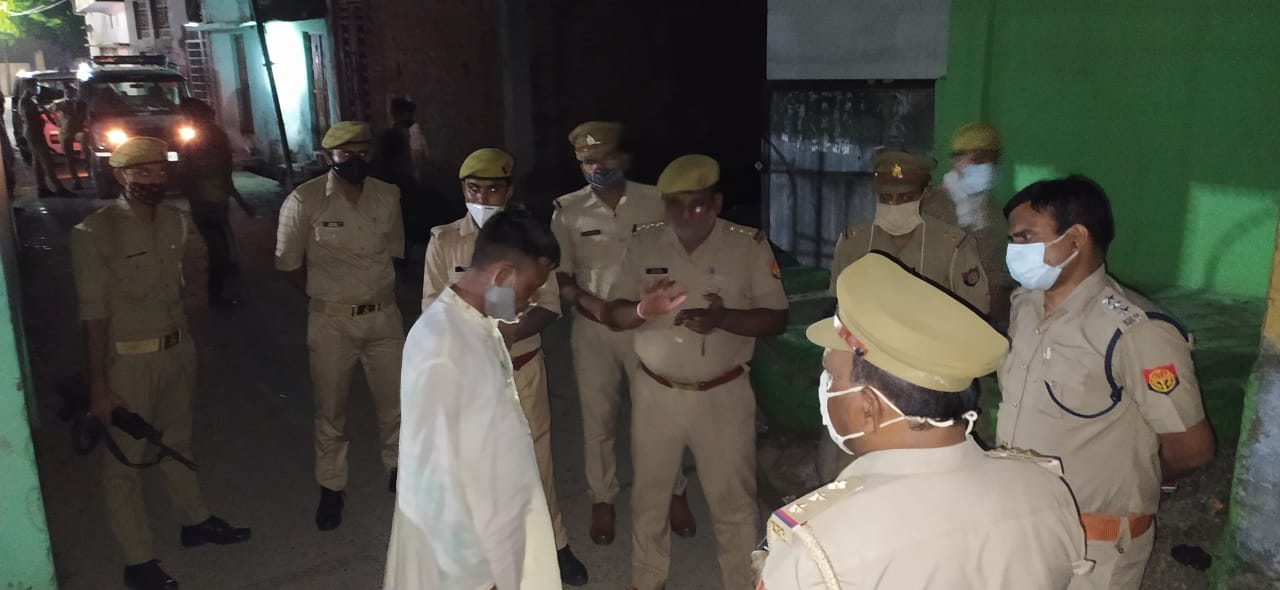 विवाद के वाद तैनात पुलिस बल.