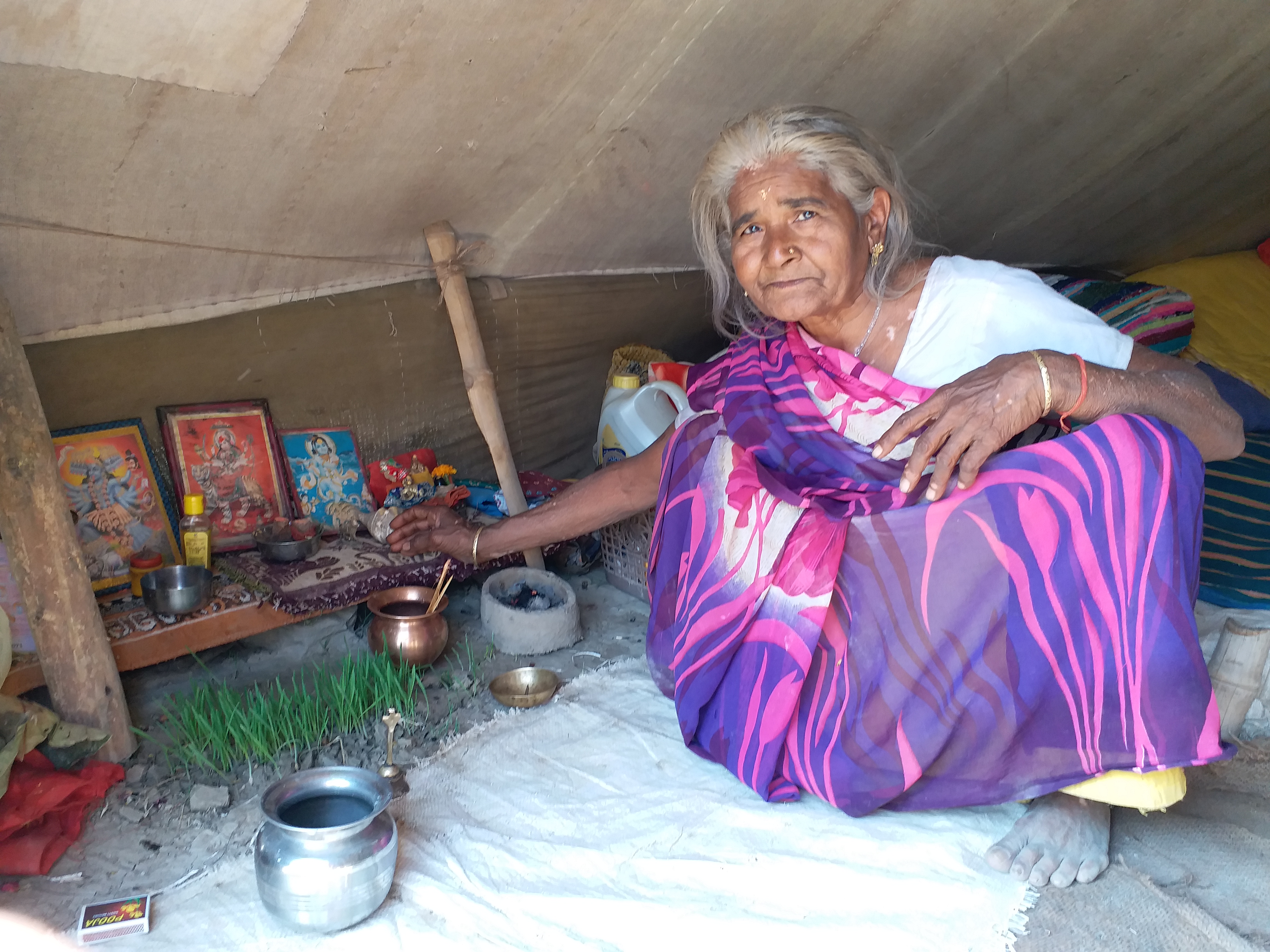 संगम की रेती पर तंबू में रहकर कल्पवास करते हैं श्रद्धालु.