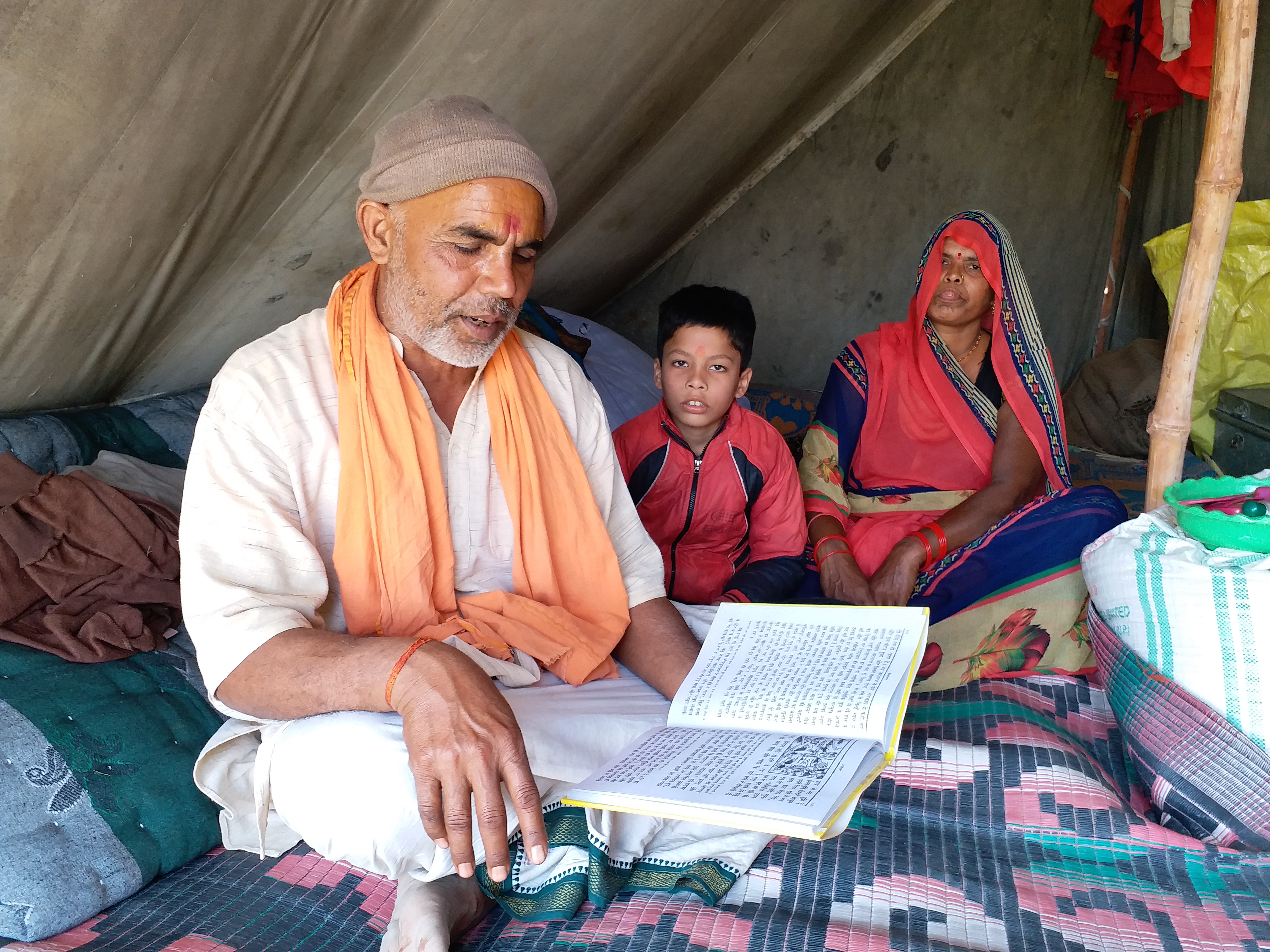 भगवद् गीता का पाठ करते तीर्थ पुरोहित.