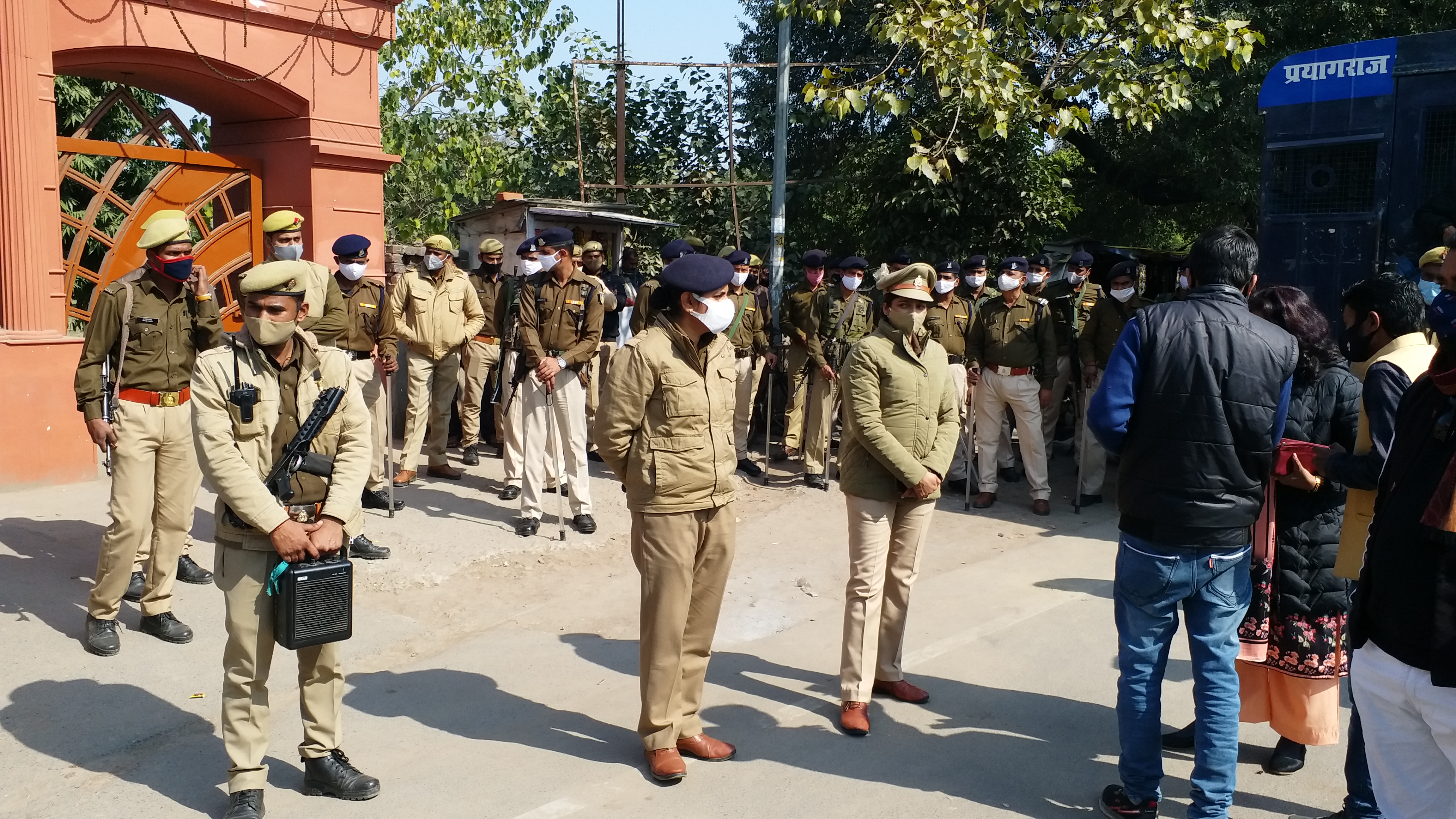 प्रयागराज में तैनात पुलिस.