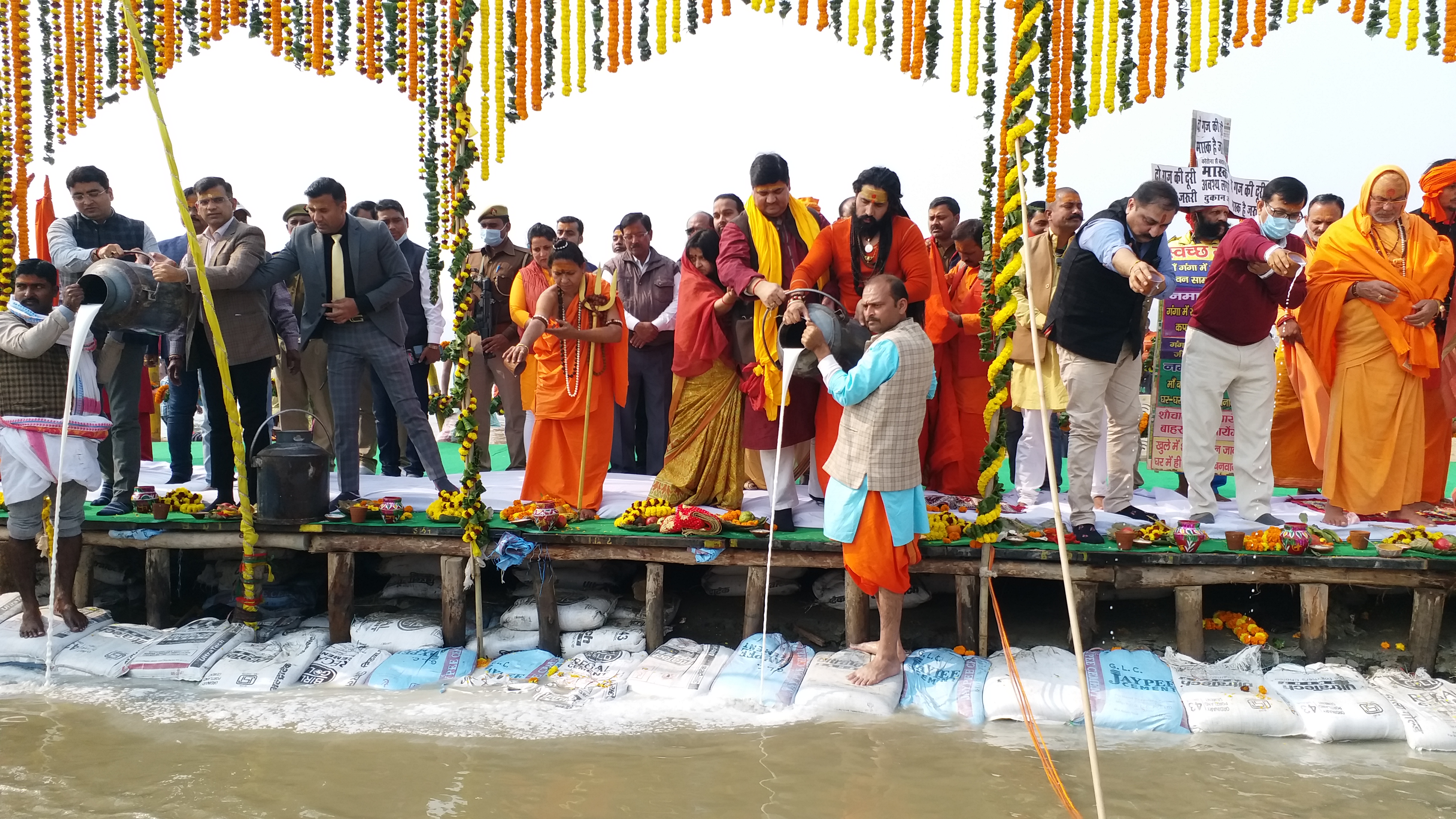 माघ मेला सकुशल संपन्न कराने के लिए अफसरों ने की गंगा पूजा