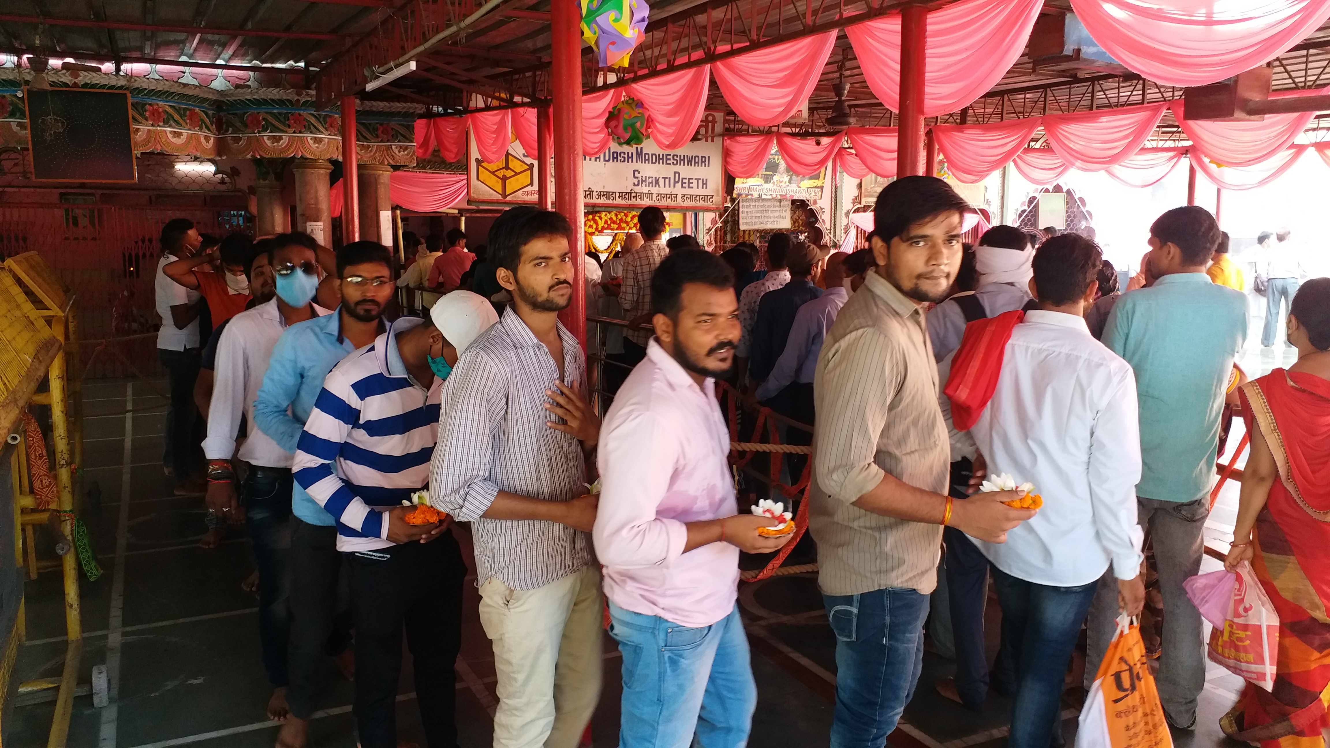 देवी मंदिर पहुंचे कई भक्तों ने नहीं लगाया मास्क.