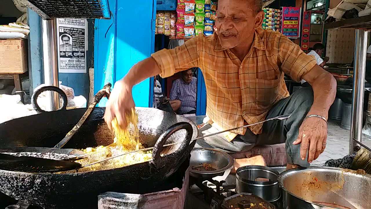 खौलते तेल में हाथ डालकर पकोड़े निकालते हैं रामबाबू