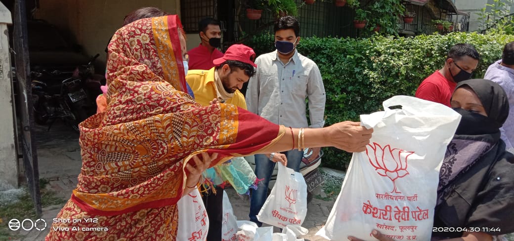 सांसद केसरी देवी पटेल ने जरूरतमंदों को वितरण की खाद्य सामग्री.