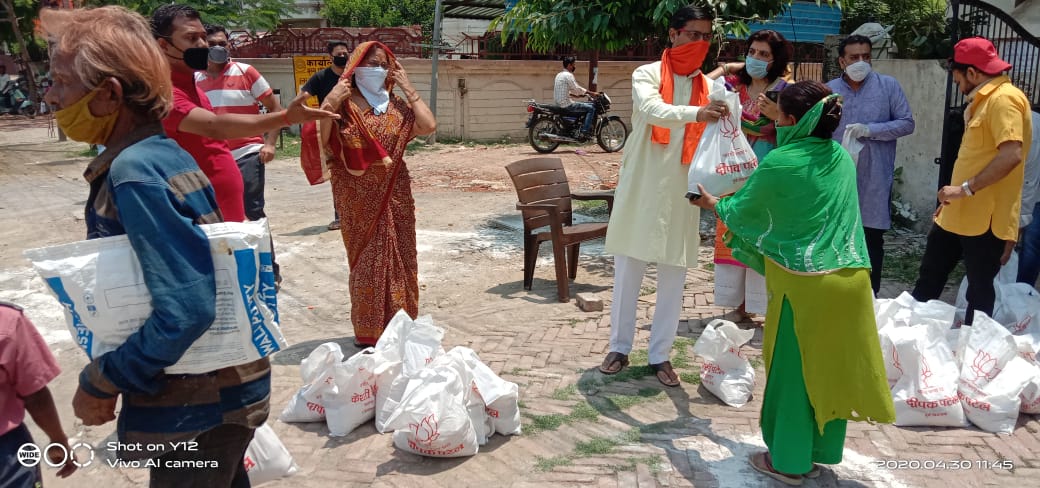 सांसद केसरी देवी पटेल ने जरूरतमंदों को वितरण की खाद्य सामग्री.