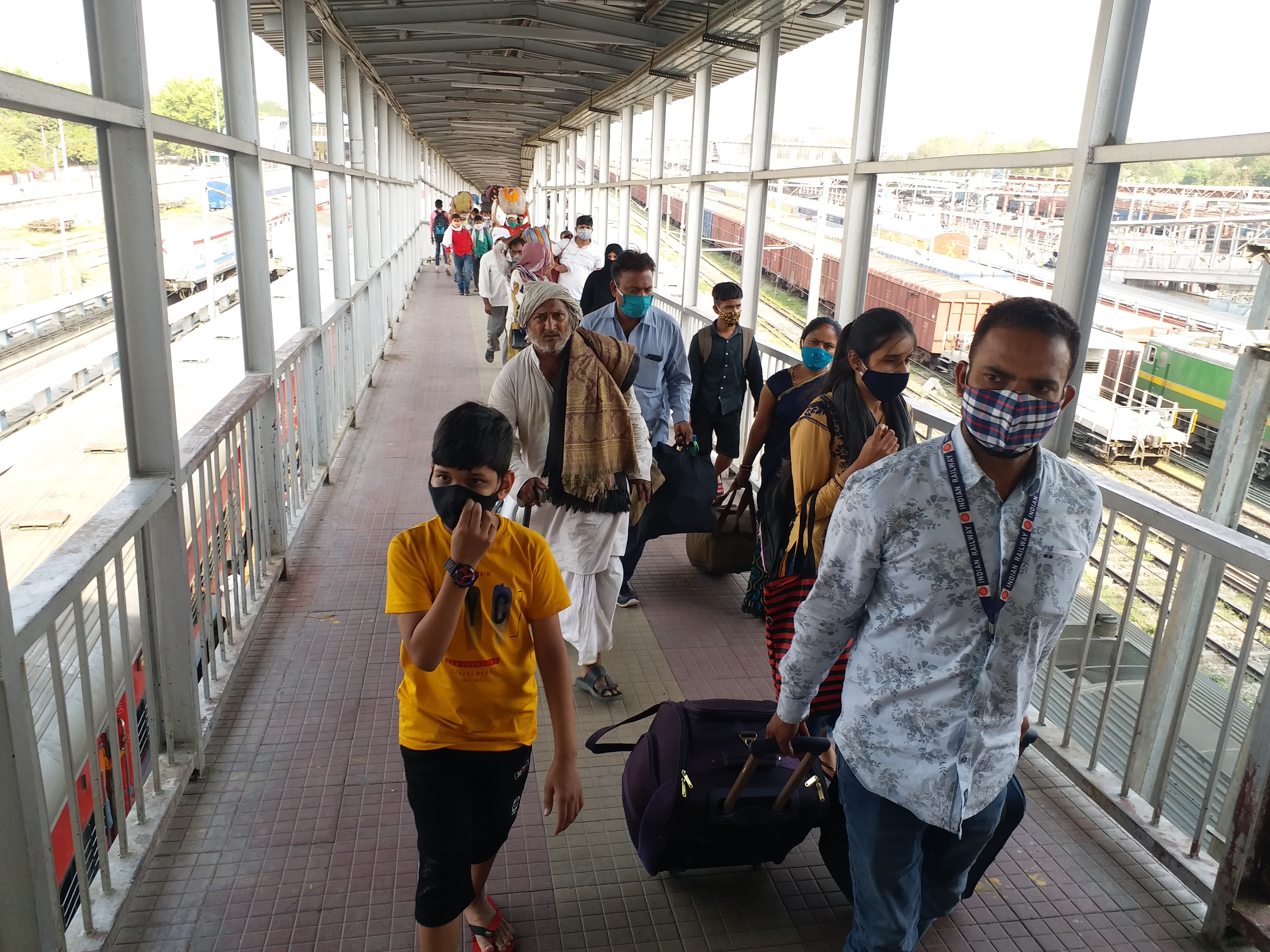 प्रयागराज रेलवे स्टेशन पर यात्रियों की भीड़.
