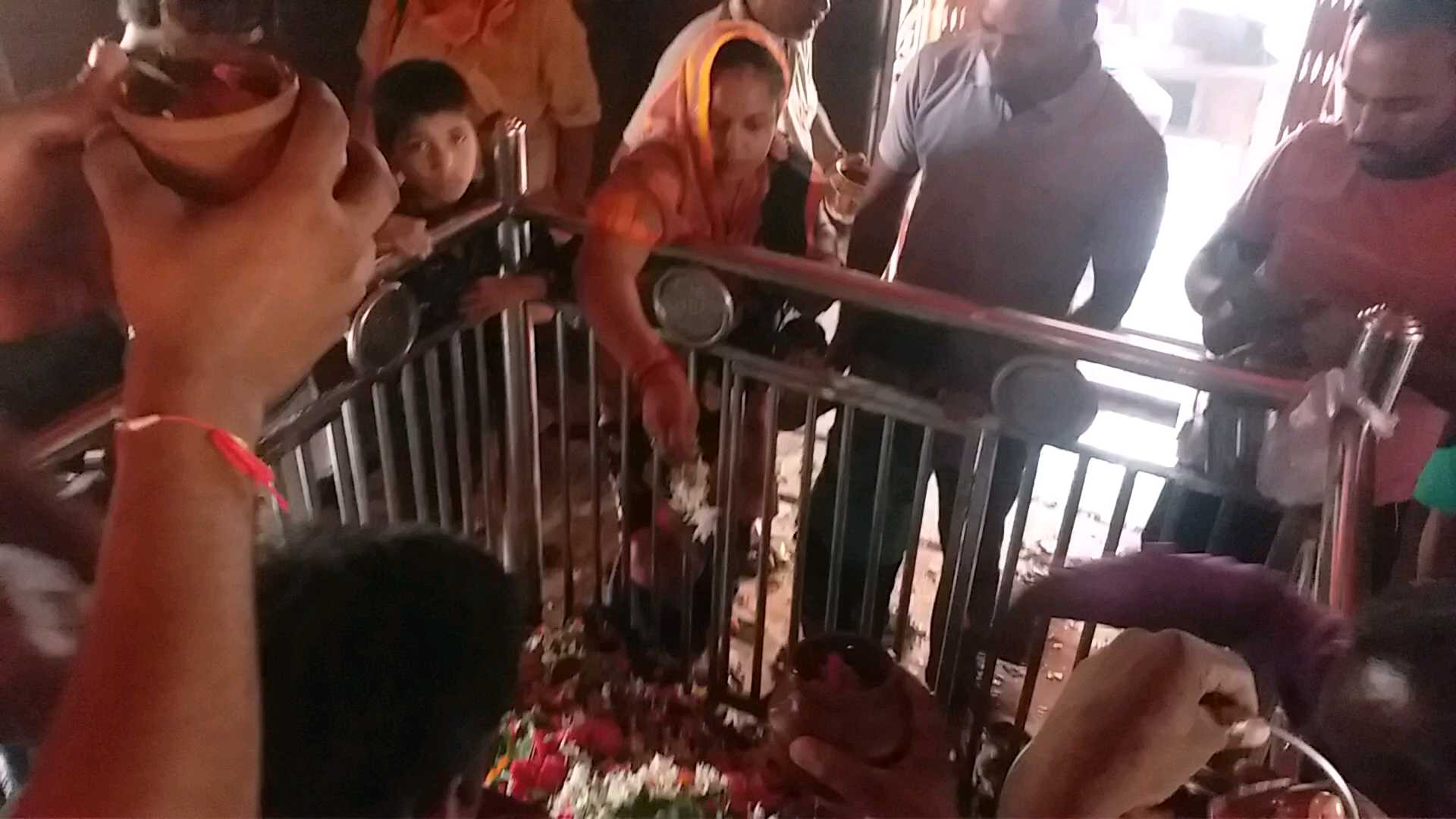 jalabhishek in shiv temple in prayagraj