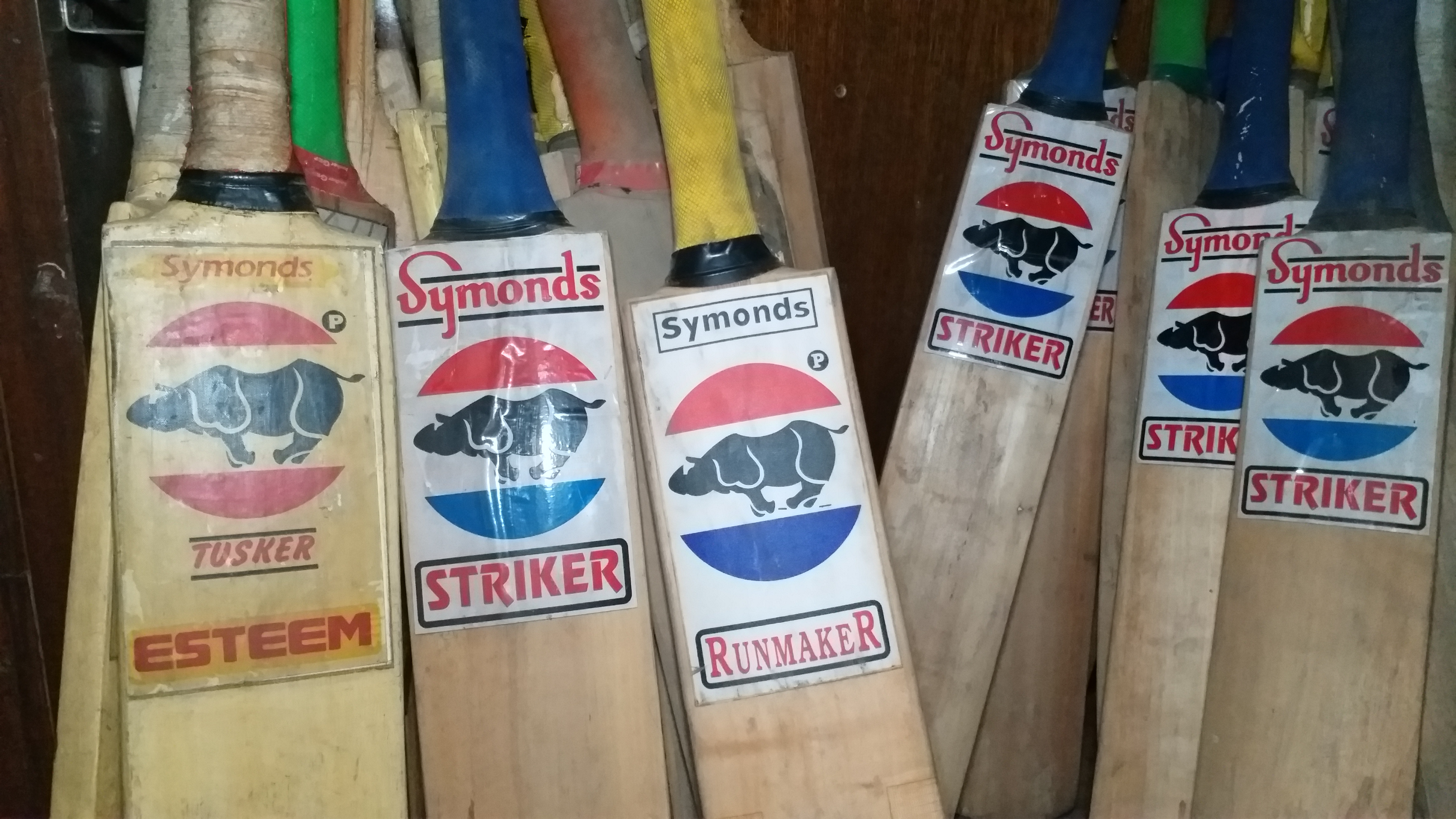 Symonds bats  Symonds bat will be back soon from its UP factory  സൈമണ്ട്സ് ബാറ്റ്  സൈമണ്ട്സ് ബാറ്റ് തിരിച്ചെത്തുന്നു  Symonds bats made with english willow  R N Banerjee founder of symonds bats  പഴയ പ്രതാപം തിരിച്ചുപിടിക്കാൻ സൈമണ്ട്സ്